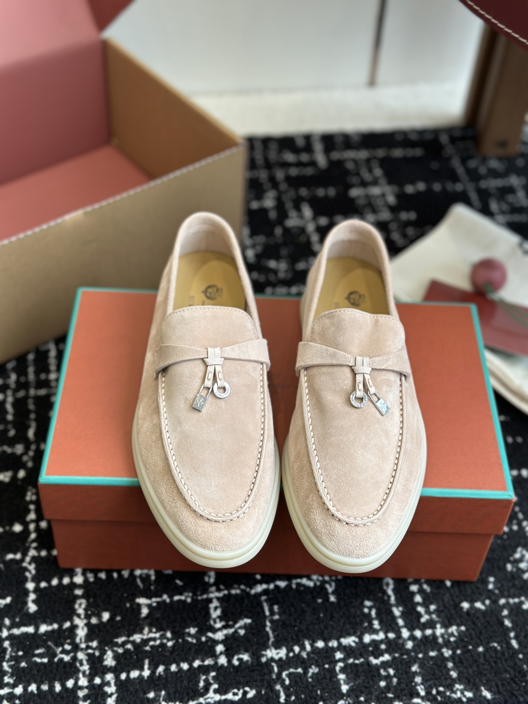 NO:544106,Dongguan purchasing grade (official website synchronous box packaging) (new upgrade) Loro Piana Nuoyou Pianya Pendant Loafers loro piga is a fairy-looking and perfect color!  !  Become a god!  !  !  It is no exaggeration to describe it. Fans who wear lp know it!  I think the temperament of this pair of lp shoes can be rewritten!   It doesn’t need to say how popular this shoe is. You can search a lot of pictures of celebrities and internet celebrities from all walks of life!  It looks good and is easy to wear, the key is easy to match, it is difficult not to be popular!  LP Hyun Bin's special limited edition series, the materials, quality and touch are well-deserved kings. Coupled with exquisite tailoring, soft and unique colors, the noble and relaxed style is unique, comfortable, high-end and textured, but not ostentatious. Just a glance, you will feel moved by the heart. Original original last material, imported chrome-free tanned cowhide leather on the upper, super soft and environmentally friendly, imported calf leather inside, footbed cowhide leather, cowhide midsole, original TPU mold big sole!  Original fabric open molded velvet (Flying market materials, pay attention to the fine grain size of the leather) Inner footbed, full sheepskin, outsole, light-colored rubber sole, Size35-42 (40 41 42 customized, no return or exchange), loafers, loro piana, loro piana, loafers, cowhide, sheepskin19860909东莞代购级（官网同步盒包装）（全新升级）Loro Piana 诺悠翩雅吊坠款乐福鞋 loro piana 神仙颜值,色系完美！！封神了！！！ 毫不夸张的形容它 穿lp的粉都知道！我认为穿上lp这双鞋气质可以被改写滴！  这款鞋有多火爆应该是不用多说了,各路明星网红上脚图随便一搜一大把！好看又好穿,关键还好搭,想不火都难！ LP 玄彬特别限量系列,用料、品质和触感都是当之无愧的王者.再加上考究的剪裁、柔和别致的色彩,贵气且松弛的风格自成一派,舒服、高级有质感却毫不张扬,只看一眼就感觉被打动内心 原版原楦原材料,鞋面进口无铬鞣胎牛皮,超柔软且环保,内里进口小牛皮,垫脚牛皮,牛皮中底,原版TPU模具大底！ 面料原版开模胎牛绒（飞市场材料 注意皮料的细粒度） 内里垫脚全羊皮 大底全浅色橡胶大底 Size35-42（40 41 42订做不退换）,乐福鞋,loro piana,loro piana,loafers,cowhide,sheepskin,Women's Shoes