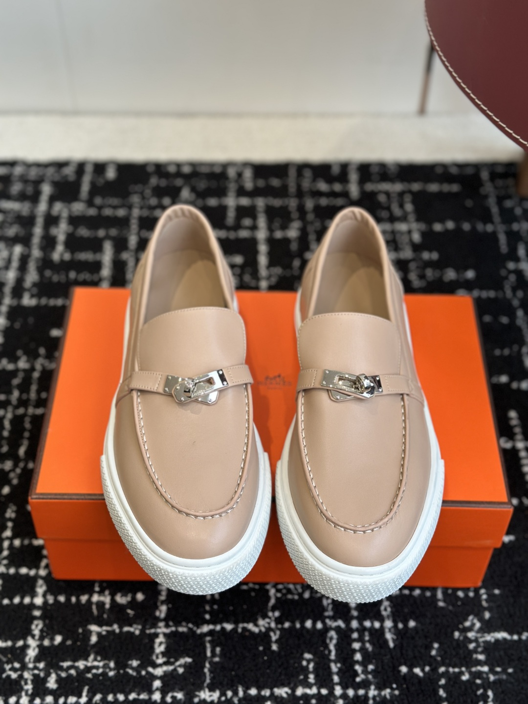 NO:682849,Purchasing agent Hermes Classic H Couple Loafers Enduring Casual Simple Style Lace-Free Casual Sports Shoes Comfortable Casual Versatile Fabric: Customized imported suede Lining: Sheepskin lining Outsole: Original molded outsole Size Female 35-41 (40 41 custom-made, non-refundable) Male 39-46 (45  46 (customized, non-refundable), loafers, hermes, hermes, loafers, sneakers, sheepskin, chamois leather19860909代购级 Hermes 爱马仕经典H 情侣款 乐福鞋 经久不衰 休闲 简约风格免系带休闲运动鞋 舒适 休闲 百搭 面料: 定制进口麂皮 内里: 羊皮内里 大底: 原版开模大底 Size女35-41（40 41订做不退换） 男39-46（45 46订做不退换）,乐福鞋,hermes,hermes,loafers,sneakers,sheepskin,chamois leather,Women's Shoes