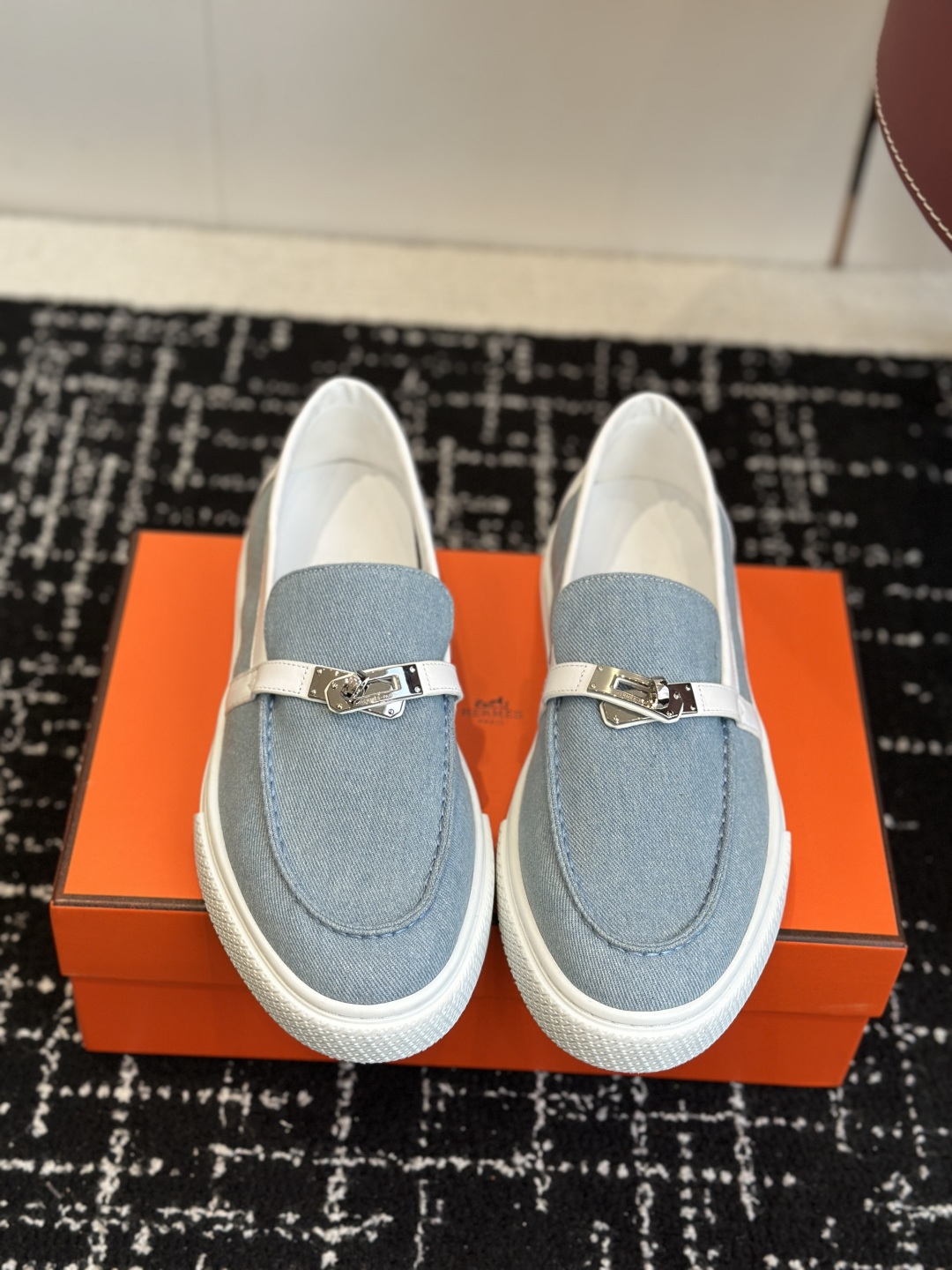 NO:544110,Purchase grade women, men, Hermes classic H couples, loafers, long-lasting, casual, simple style, lace-free casual sports shoes, comfortable, casual, versatile, fabric: custom imported suede, inner: sheepskin inner, outsole: original molded outsole, Size women 35-41 (40 41 custom made, non-return) men 39-46 (45 46 custom made, non-return), loafers, hermes, hermes, loafers, sneakers, sheepskin, chamois leather19860909代购级女 男 Hermes 爱马仕经典H 情侣款 乐福鞋 经久不衰 休闲 简约风格免系带休闲运动鞋 舒适 休闲 百搭 面料: 定制进口麂皮 内里: 羊皮内里 大底: 原版开模大底 Size女35-41（40 41订做不退换） 男39-46（45 46订做不退换）,乐福鞋,hermes,hermes,loafers,sneakers,sheepskin,chamois leather,Women's Shoes
