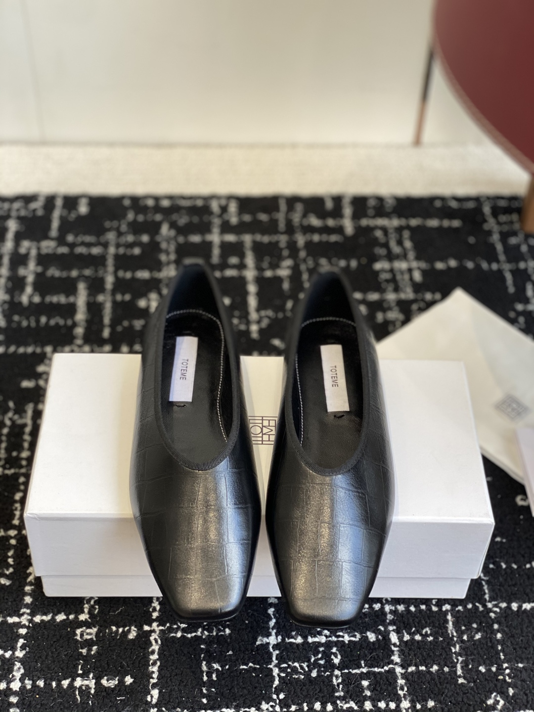 NO:544102,Purchase grade Toteme 25ss New square toe mules imported calfskin high-end and comfortable, with goddess skirts, square toe design dinner series exclusive. Lookbooks throughout the season completely hit me, simple and without losing details, easy to wear without tiring your feet, imported calfskin upper imported suede inner sheepskin insole sheepskin sole Italian genuine leather sole Size#35-41 (40 41 custom made without return), single shoes, skirts, cowhide, sheepskin, chamois leather19860909代购级 Toteme 25ss 新款 方头 穆勒鞋 进口小牛皮高级舒适,配女神们的半身裙,方头的设计晚宴系列专属 贯穿整季lookbook完全戳中我,简单又不失细节,好穿不累脚, 鞋面进口小牛皮 进口麂皮 内里羊皮 鞋垫羊皮 鞋底意大利真皮底 Size#35-41（40 41订做不退换）,单鞋,skirts,cowhide,sheepskin,chamois leather,Women's Shoes