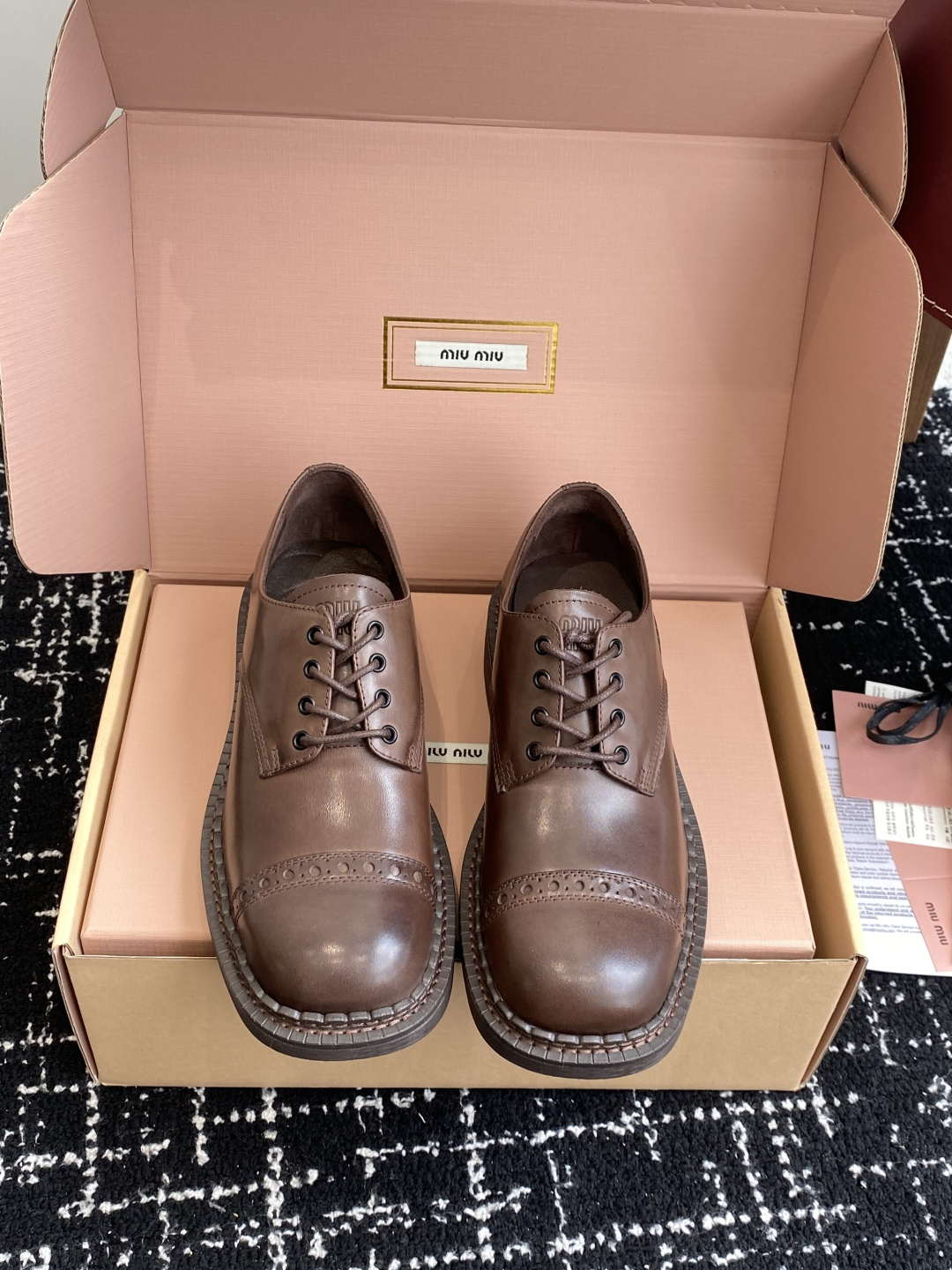 NO:544090,Purchase level (official website synchronous box packaging) has been upgraded!  Exclusive purchase-level version Miu Miu 25 spring and summer catwalk lace-up loafers upgraded!  marvelous!  We still have to do it in the old way!  The fastest version of the entire network is here!  This fall and winter are very popular!  Next is the rhythm of the stock outage!  The upgraded color is so old!  Cool and cool, continuing the popular style miu classic motorcycle loafers, handsome and modern upper, planted calfskin, super good texture Material: imported calfskin/imported beaded cowhide inner: cowhide foot pad: cowhide outsole: original customized leather outsole Size#35-40 (40 custom made without return or exchange), loafers, miumiu, loafers, cowhide, Leather soles19860909代购级（官网同步盒包装） 升级啦！独家代购级版本 Miu Miu 25春夏走秀款 系带乐福鞋 升级啦！太棒了！Miu做旧这块还是得我们！全网对版 最快 最新的来啦！今年秋冬火爆了的！ 接下来就是妥妥断货节奏！升级了后的擦色做旧太有那味了！ 酷飒酷飒的 延续了爆款风格 miu 经典机车乐福鞋造型,帅气摩登 鞋面 植糅小牛皮,质感超好 材质:进口植糅小牛皮/进口开边珠牛皮 内里:牛皮 垫脚:牛皮 大底:原版定制真皮大底 Size#35-40（40订做不退换）,乐福鞋,miumiu,loafers,cowhide,Leather soles,Women's Shoes