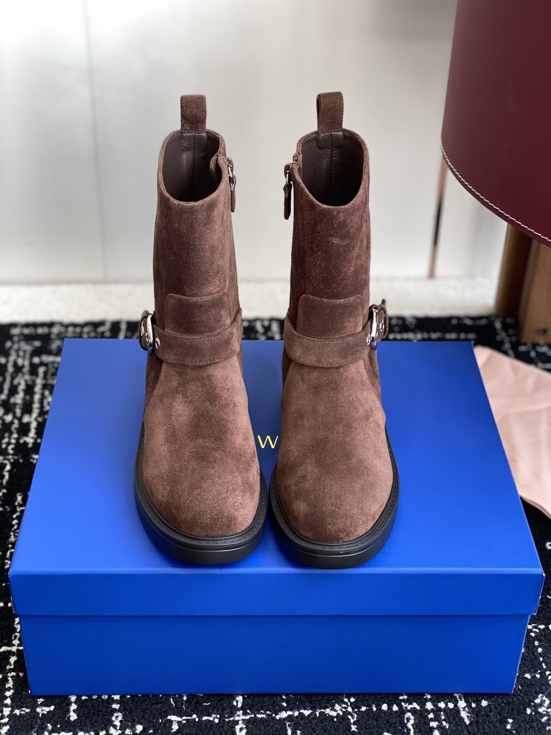 NO:544105,Purchasing agent for grade cow suede calfskin stuartweitzman fw 25new arrival~Sister Yang Zi’s same style buckle motorcycle boots sw new thick-soled Martin boots are versatile and practical, a salty or sweet item, cool imported calfskin upper, imported cow suede, sheepskin lining, high elastic IP foam, ultra-light outsole Size#35-40 (40 custom made, non-refundable), boots, stuart  weitzman,boots,cowhide,sheepskin19860909代购级牛反绒 小牛皮 stuartweitzman fw 25new arrival～杨紫大姐姐同款搭扣机车靴 sw新款厚底马丁靴百搭实穿,可盐可甜的单品酷酷的 鞋面进口小牛皮 进口牛反绒 内里羊皮 高弹IP发泡 超轻大底 Size#35-40（40订做不退换）,靴子,stuart weitzman,boots,cowhide,sheepskin,Women's Shoes