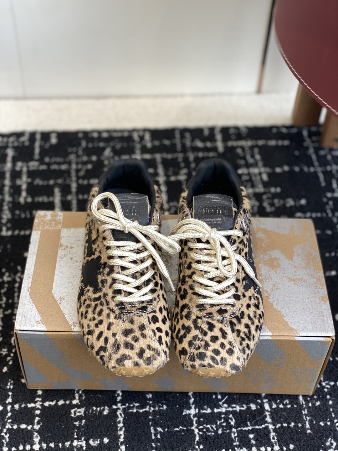 NO:544101,Purchase level GGDB Golden Goos 25ss small dirty shoes, German training shoes ggdb classic couples small dirty shoes, to the point of being popular, white shoes, and various small dirty shoes!  Celebrity private server demonstration × It’s so versatile!  No need to worry about washing shoes anymore!  Original custom cowhide (the essence of old making) inner towel + cowhide foot pad, original mold opening 3.5cm latex insole irregularly hand-polished torn upper, even the soles are polished and worn Size# women 35-40 (40 custom made without return or exchange), casual shoes/sports shoes, sneakers, cowhide19860909代购级 GGDB Golden Goos 25ss 小脏鞋 德训鞋 ggdb经典情侣款小脏鞋 火红程度上怼小白鞋,下踩各类小脏鞋！ 明星私服上脚示范 ×就是这么百搭 ！再也不用担心洗鞋的问题啦！ 鞋面原版定制牛皮（做旧精髓所在）内里毛巾+牛皮垫脚,原版开模3.5cm内乳胶鞋垫 不规则手工打磨做破鞋面,就连鞋底也是打磨做旧的 Size#女35-40（40订做不退换）,休闲鞋/运动鞋,sneakers,cowhide,Women's Shoes