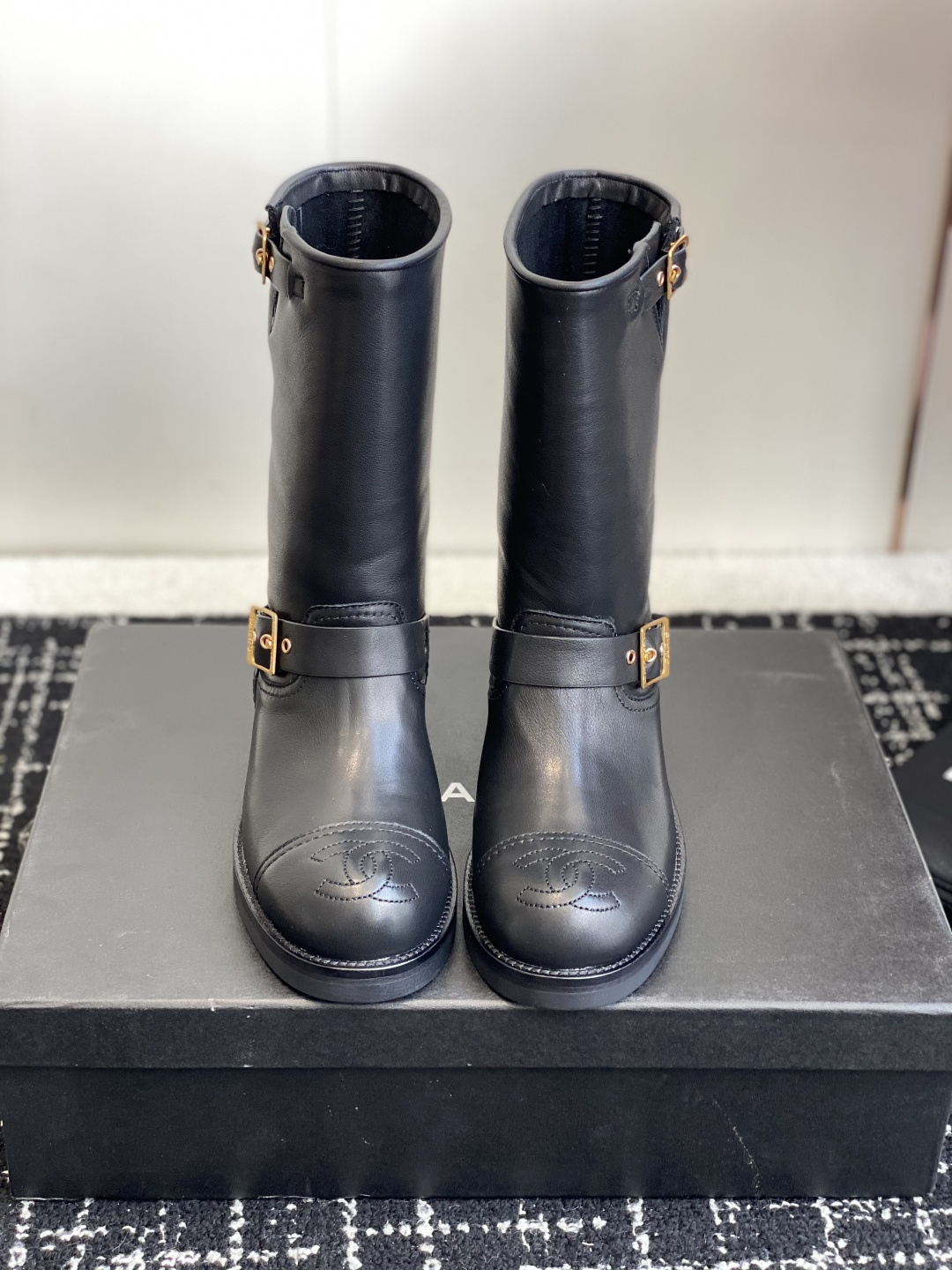 NO:544093,Dongguan purchasing agent Chanel 25 autumn and winter Xiaoxiang one-legged knight short boots and high boots!  Retro-style Martin boots. Unique western boot design. Smooth curves and irregular edges are like free lines in the wilderness!  With a casual and free taste, let every step be uninhibited and refined!  Whether paired with smart suit pants to create a cool urban style, or paired with an elegant dress to create a strong and soft aesthetic. Or paired with jeans to create an authentic western style!  The upper is made of imported cowhide, the lining is water-dyed cowhide, and the Italian genuine leather outsole is Size35-41 (40 and 41 are custom-made and cannot be returned or exchanged), boots, chanel, chanel, boots, skirts, jeans, business suit, cowhide, Leather soles19860909东莞代购级 Chanel 香奈儿25秋冬小香 一脚蹬骑士短靴高靴！复古风马丁靴 独特的西部靴筒设计 流畅的曲线,不规则的边缘如同旷野中的自由线条！带着随性洒脱的味道.让每一步都踏出不羁与精致！ 无论是搭配干练的西装裤 打造都市酷飒风 还是与飘逸的连衣裙相配 碰撞出刚柔并济的美感.亦或是配上牛仔裤 演绎原汁原味的西部风情！ 鞋面采用进口牛皮 内里垫脚水染牛皮 意大利真皮大底 Size35-41（40 41定做不退换）,靴子,chanel,chanel,boots,skirts,jeans,business suit,cowhide,Leather soles,Women's Shoes