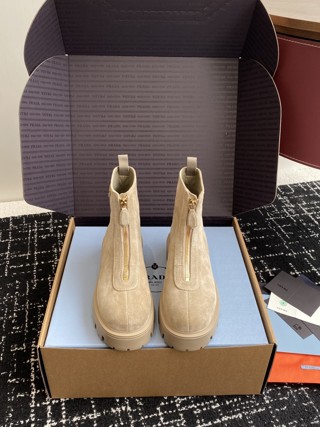 NO:544099,Dongguan purchasing grade (official website synchronous box packaging) PRADA Prada classic triangle logo with one foot to hit the king's female boots. The series that you can't buy in winter is definitely a hit this year!  !  Very beautiful!  Prada boots are really wow!  The upper is so generous and makes your legs look thin and elegant. The upper is made of imported suede, with water-dyed sheepskin inside, and the foamed bottom is light and comfortable!  Size35-41 (40 41 custom made no return or exchange), boots, prada, prada, boots, sheepskin, chamois leather19860909东莞代购级（官网同步盒包装） PRADA 普拉达经典三角标一脚蹬王炸女靴 冬天买不到的系列,绝对是今年的大爆款！！贼好看！Prada靴子真的很哇塞！上脚大气显腿瘦气质这块刚好拿捏 鞋面采用进口麂皮 内里水染羊皮 发泡底轻便舒适！ Size35-41（40 41 订做不退换）,靴子,prada,prada,boots,sheepskin,chamois leather,Women's Shoes