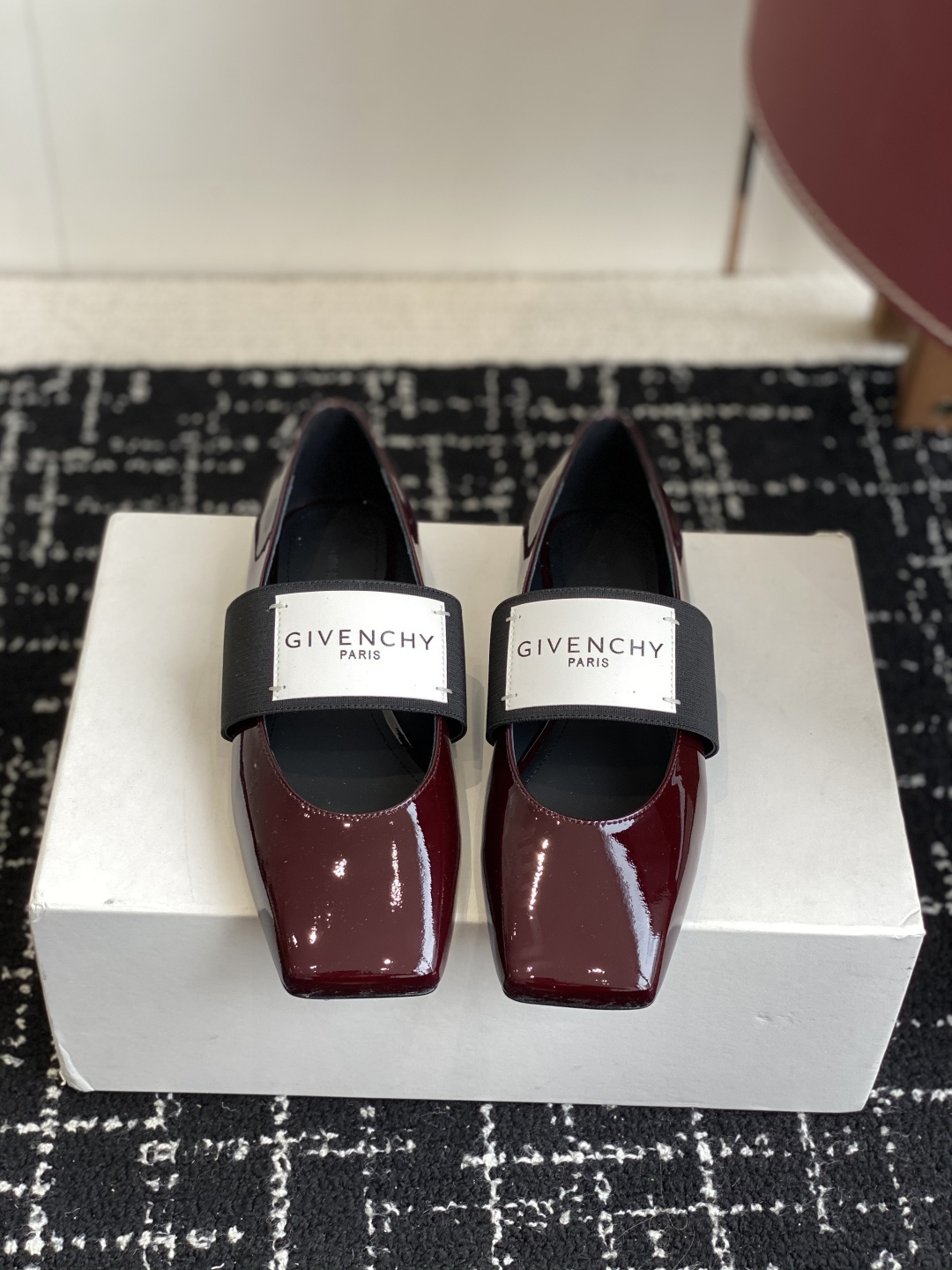 NO:544087,Purchase grade Givenchy Givenchy Zhang Ruonan Sliced ​​Square Ballerina Sliced ​​Square Ballerina Cut square toe, relaxed and elegant temperament. It takes into account the style and extreme comfort. It is elastically decorated with the 'GIVENCHYPARIS' logo, full of personality. Paired with skirts and trousers casual pants, it perfectly presents the elegant temperament of ballet shoes under different styles, and takes photos beyond the film!  The upper is made of original imported beef patent leather/mirror cowhide, inner footbed sheepskin, Italian A-grade leather outsole Size35-41 (40.41 custom made without return or exchange), single shoes, given, given, given, flats, skirts, cowhide, sheepskin, Leather soles19860909代购级 Givenchy纪梵希章若楠同款Sliced Square方头芭蕾舞平底鞋 裁切方头,轻松优雅气质.兼顾风格与极度舒适,弹性饰带缀”GIVENCHYPARIS“标识,个性十足. 搭配裙装西裤休闲裤,完美呈现不同风格下芭蕾舞鞋的优雅气质,拍照超出片！ 鞋面采用原版进口牛漆皮/镜面牛皮,内里垫脚羊皮,意大利A级真皮大底 Size35-41（40.41定做不退换）,单鞋,givenchy,givenchy,flats,skirts,cowhide,sheepskin,Leather soles,Women's Shoes