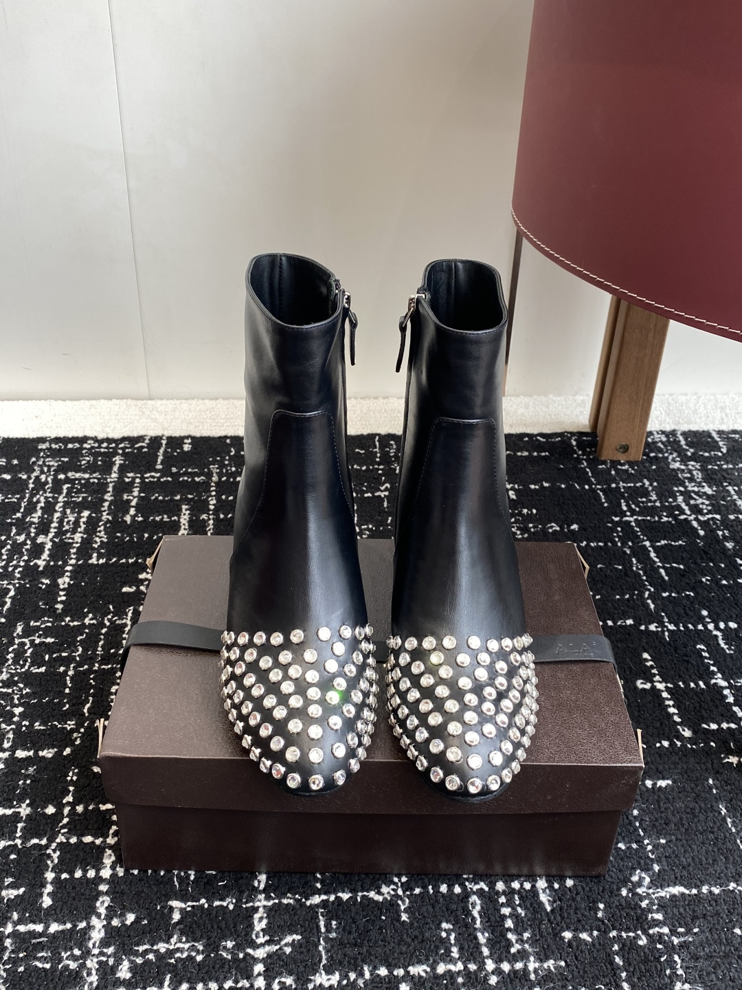 NO:544077,Purchase grade Alaia 25WF, opposite autumn and winter, Australian diamonds, thick-heeled short boots, fashionable autumn and winter street-out tools, fashion experts are looking for a pair of short boots that can balance comfort and style, and this pair of short boots is undoubtedly the best answer to this season. Above the shoe body, the metal square buckle is the most eye-catching existence. This is a concentrated reflection of the ingenuity of brand design. The shining metallic luster and soft suede complement each other, adding a touch of toughness and exquisiteness to the overall shape. Whether paired with skirts or trousers, it can easily improve fashion. The square toe design is another highlight of this pair of short boots. Break the cramps of traditional boots and gives the toes freely stretching space. The thick heel design is a masterpiece. The height is just right, which not only adds a sense of uprightness to the figure, but also ensures stability and comfort when walking. It is not easy to wear it for a long time. Whether it is traveling through the bustling urban streets  Or go to important business occasions and it can become your most capable fashion partner. When wearing, this pair of short boots is a 'universal match'. Paired with simple straight jeans, it is a casual American style and a knitted dress. It is a gentle and elegant French style. It can easily control various occasions and become the finishing touch of autumn and winter outfits. The fabric is made of original custom leather, and the inner foot pads are all sheepskin. Italian imported leather soles. Size35-41 (40 41 custom made without return or exchange), boots, alaia, boots, skirts, jeans, sheepskin, chamois leather, Leather soles19860909代购级 Alaia 25WF 秋冬对面 澳钻 粗跟短靴 时髦精的秋冬出街利器 时尚达人都在寻觅一双能兼顾舒适与风格的短靴 而这双短靴 无疑是这个季节的最佳答案 鞋身之上 金属方扣是最吸睛的存在. 这是品牌设计巧思的集中体现 闪耀的金属光泽 与柔软麂皮相互映衬 为整体造型增添了一抹硬朗与精致 无论搭配裙装还是裤装 都能轻松提升时尚度 . 方头设计是这双短靴的另一大亮点 打破传统靴型的局促 给予脚趾自由舒展的空间 粗跟的设计堪称神来之笔 高度恰到好处 既为身姿增添挺拔感 又确保行走时的稳健与舒适 即使长时间穿着也不易疲惫 无论是穿梭在熙熙攘攘的都市街道 还是奔赴重要的商务场合 它都能成为你最得力的时尚伙伴 在穿搭上 这双短靴堪称“万能搭子” 搭配简约的直筒牛仔裤 就是休闲的美式风格 与针织连衣裙组合 则是温柔优雅的法式风情 轻松驾驭各种场合 成为秋冬穿搭的点睛之笔. 面料采用原版定制皮料 内里垫脚均为羊皮 意大利进口真皮大底 Size35-41（40 41订做不退换）,靴子,alaia,boots,skirts,jeans,sheepskin,chamois leather,Leather soles,Women's Shoes