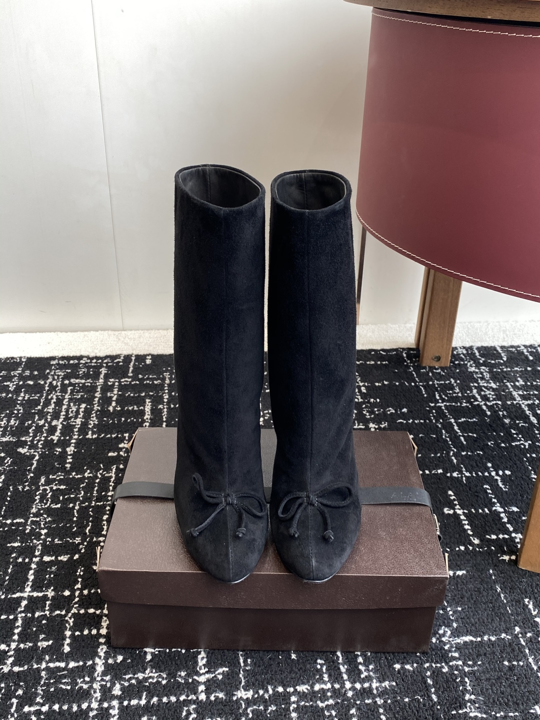 NO:544086,Purchase grade Alaia 25WF Autumn and Winter Thick Heels Short Boots Fashionable Lover Autumn and Winter Street Artifact Fashionists are looking for a pair of short boots that can balance comfort and style. This pair of short boots is undoubtedly the best answer to this season. Above the shoe body, the metal square buckle is the most eye-catching existence. This is a concentrated reflection of the ingenuity of brand design. The shining metallic luster and soft suede complement each other, adding a touch of toughness and exquisiteness to the overall shape. Whether paired with skirts or trousers, it can easily improve fashion. The square toe design is another highlight of this pair of short boots. Break the cramps of traditional boots and gives the toes freely stretching space. The thick heel design is a masterpiece. The height is just right. It not only adds a sense of uprightness to the figure, but also ensures stability and comfort when walking. It is not easy to wear it for a long time. Whether it is traveling through the bustling urban streets  Or go to important business occasions and it can become your most capable fashion partner. When wearing, this pair of short boots is a 'universal match'. Paired with simple straight jeans, it is a casual American style and a knitted dress. It is a gentle and elegant French style. It can easily control various occasions and become the finishing touch of autumn and winter outfits. The fabric is made of original custom mink wool, and the inner foot pads are all sheepskin. Italian imported leather soles. Size35-41 (40 41 custom made without return or exchange), boots, alaia, boots, skirts, jeans, sheepskin, chamois leather, Leather soles19860909代购级 Alaia 25WF 秋冬 粗跟 短靴 时髦精的秋冬出街利器 时尚达人都在寻觅一双能兼顾舒适与风格的短靴 而这双短靴 无疑是这个季节的最佳答案 鞋身之上 金属方扣是最吸睛的存在. 这是品牌设计巧思的集中体现 闪耀的金属光泽 与柔软麂皮相互映衬 为整体造型增添了一抹硬朗与精致 无论搭配裙装还是裤装 都能轻松提升时尚度 . 方头设计是这双短靴的另一大亮点 打破传统靴型的局促 给予脚趾自由舒展的空间 粗跟的设计堪称神来之笔 高度恰到好处 既为身姿增添挺拔感 又确保行走时的稳健与舒适 即使长时间穿着也不易疲惫 无论是穿梭在熙熙攘攘的都市街道 还是奔赴重要的商务场合 它都能成为你最得力的时尚伙伴 在穿搭上 这双短靴堪称“万能搭子” 搭配简约的直筒牛仔裤 就是休闲的美式风格 与针织连衣裙组合 则是温柔优雅的法式风情 轻松驾驭各种场合 成为秋冬穿搭的点睛之笔. 面料采用原版定制貂毛料 内里垫脚均为羊皮 意大利进口真皮大底 Size35-41（40 41订做不退换）,靴子,alaia,boots,skirts,jeans,sheepskin,chamois leather,Leather soles,Women's Shoes