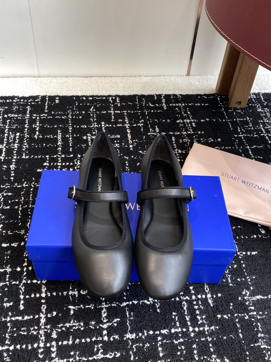 NO:544074,Dongguan original SW 25ss new model with original order, its brand is famous for the design and production of avant-garde, fashionable and comfortable shoes. It is favored by fashionable women's shoe lovers of all ages. It is sold simultaneously on the official website. The ballet series of flat shoes are the shoes that everyone likes. The shallow and smooth body lines, elongated legs, and bow decoration on the upper are very age-reducing designs. The upper is imported sheepskin and suede. Sheepskin lining, rubber outsole, soft and durable. Unique when paired with windbreakers or jeans. Can hold various styles and ages. Very comfortable. The whole pair of shoes wraps the feet softly. They are delicate and easy to wear. They are comfortable and unreasonable. Size#35-39, ballet shoes, stuart weitzman, flats, jeans, sheepskin, chamois leather19860909东莞原厂 SW 25ss 新款 原厂跟单,其品牌以设计生产前卫时尚而且穿着舒适的鞋品著称 备受各年龄段时尚女鞋控的亲睐,官网同步发售 芭蕾舞系列的平底鞋,是谁穿谁喜欢的鞋款,浅口流畅的鞋身线条,拉长腿型,鞋面的蝴蝶结装饰,是很减龄的设计. 鞋面进口羊皮 麂皮 内里羊皮,橡胶大底,柔软耐穿.搭配风衣或者牛仔裤都别具一格. 能HOLD住各种造型 各种年龄 非常舒服 整双鞋子就是软软的包裹住脚 秀气好穿 舒服没道理. Size#35-39,芭蕾舞鞋,stuart weitzman,flats,jeans,sheepskin,chamois leather,Women's Shoes