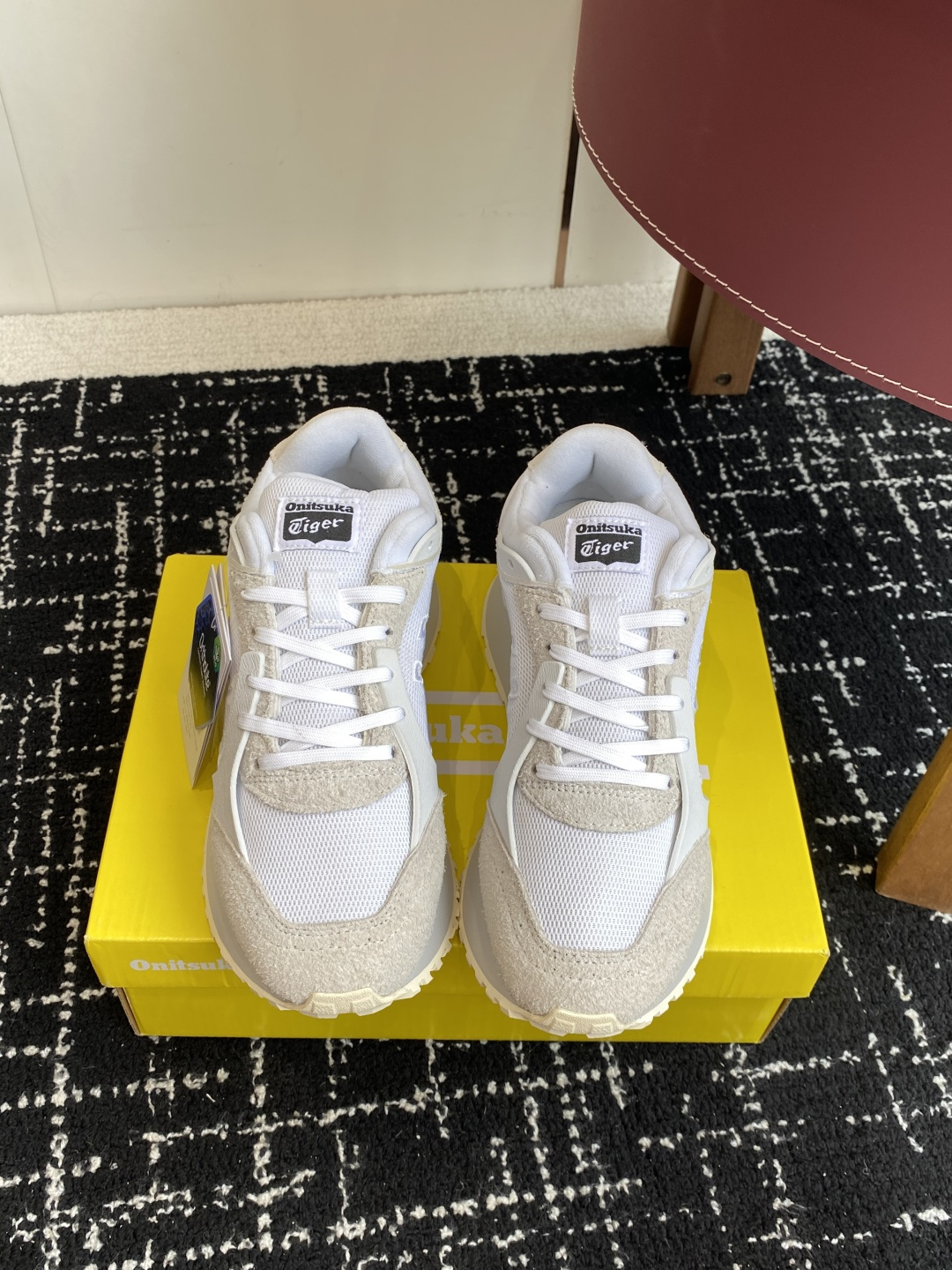 NO:544068,Purchase grade Asics/Asics Onitsuka Tiger Moage Co Low-top wear-resistant casual running shoes, same style for men and women, inspired by running shoes from the 1980s, blending classic and modern style, the heel adopts a unique and bold concave and convex design, and the upper of a variety of materials adds texture. This Onitsuka Tiger upgraded shoe, the classic tiger claw logo design improves recognition, and the height-enhancing effect is also very good. It can be easily controlled with various shorts or casual pants. Size 36 37 37.5 38 39 39.5 40 40.5 41.5 42 42.5 43.5 44 45 One size smaller, casual shoes/sports shoes, ASICS, sneakers, shorts19860909代购级 Asics/亚瑟士 Onitsuka Tiger 鬼塚虎 Moage Co 低帮耐磨 休闲跑步鞋 男女同款 灵感来自上世纪80年代的跑鞋,融合经典与现代风格,鞋后跟采用独特大胆的凹凸设计,多种材料鞋面增添质感层次.这款Onitsuka Tiger升级后的鞋款,经典的虎爪Logo设计提高辨识度,增高效果也是很不错,搭配各种短裤或休闲裤都能轻松驾驭, 码数 36 37 37.5 38 39 39.5 40 40.5 41.5 42 42.5 43.5 44 45 偏小一码,休闲鞋/运动鞋,ASICS,sneakers,shorts,Women's Shoes