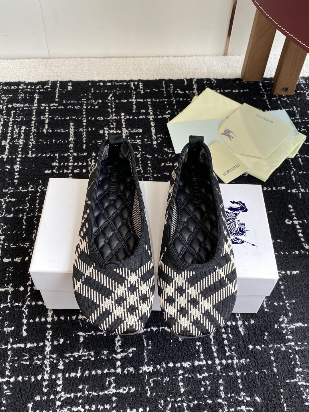 NO:544065,Dongguan purchasing grade Burberry's same style as the war horse diamond flat shoes!  When French romance meets the totem of the horse, retro embroidery is placed on soft leather. This diamond-shaped shallow mouth ballet shoes have a casual design of one foot to break the boundaries of elegance and leisure, and the delicate leather fits the feet, just like the second layer of skin. With light steps, each needle of embroidery tells the laziness and style of the streets of Paris. From a cafe to a weekend market, it is simple but not simple, and it can easily control commuting, dates, shopping and other scenes. Let the classic grandma shoes have a new vitality and inject a retro tone into your outfit and interpret your own French elegance. The round toe design is more inclusive and more friendly to sisters with fat feet and wide feet. After wearing it, the width of the skin exposed at the ankles is greater than the surface of the feet, which can modify the shape of the feet to make the feet look smaller, and at the same time, it can lengthen the lines of the legs and make your legs look longer.  A good pair of shoes is also very particular about the selection of fabrics. Mixed sheepskin is a hybrid variety artificially cultivated. It is the best quality of fabrics!  Compared with single-skinned skin of a single variety, the leather of mixed-bred sheepskin is more delicate, has better elasticity and higher softness. It is a perfect match when used in the inner part of high-end shoes!  The foot feels comfortable and breathable, which is the unique experience that mixed-bred sheepskin brings you. However, because the yield of mixed-bred sheepskin is low, the price will be relatively high. The upper adopts electric embroidery technology, which is not simply mechanized. The electric embroidery pattern of each pair of shoes is 3D modeled and dynamically simulated to ensure that the pin density, angle and original version are accurate. Then manually adjust the stitch direction, so that the war horse totem and diamond patterns present a natural three-dimensional layering on the upper. The original mold opening fabric of the upper, the inner mixed-bred sheepskin foot pad mixed-bred sheepskin sole rubber sole Size35-39, ballet shoes, burberry, sheepskin19860909东莞代购级 Burberry同款战马菱格平底单鞋！当法式浪漫邂逅战马图腾,复古刺绣绽放在柔软真皮之上. 这款菱格浅口芭蕾舞鞋,以一脚蹬的随性设计,打破优雅与休闲的边界,细腻真皮贴合双足,宛如第二层肌肤. 轻盈迈步间,每一针刺绣都诉说着巴黎街头的慵懒与风情.从咖啡馆漫步到周末市集,简约而不简单的它,轻松驾驭通勤、约会、逛街等多种场景.让经典奶奶鞋版型焕发全新生机为你的穿搭注入一抹复古腔调,演绎属于自己的法式优雅.鞋头圆润的设计包容性更强,对于脚胖脚宽的姐妹们来说更加友好. 穿上之后脚踝处露肤的宽度大于脚面,可以修饰脚型让脚看起来更小,同时还能拉长腿部线条,让你的腿看起来更加修长. 一双好的鞋子对面料的进择也是超级讲究的 混种羊皮是人工培育的一种杂交品种,它是布料 中品质最好的一种！相对于单一品种的单皮,混种羊皮的皮质更加细腻,弹性更好,柔软度也更高.用在高档鞋履的内里上,那简直是绝配！脚感舒适且透气性好,这就是混种羊皮带给你的独特体验.但是由于混种羊皮的产量较低,所以价将也相对较高.鞋面采用电绣工艺,并非简单的机械化复制,每一双鞋的电绣图案都经过3D建模与动态模拟,确保针脚密度、角度与原版精准无误.再以手工调整线迹走向,使战马图腾与菱格纹样在鞋面上呈现出自然的立体层次感. 鞋面原版开模布料 内里混种羊皮 脚垫混种羊皮 鞋底橡胶大底 Size35-39,芭蕾舞鞋,burberry,sheepskin,Women's Shoes