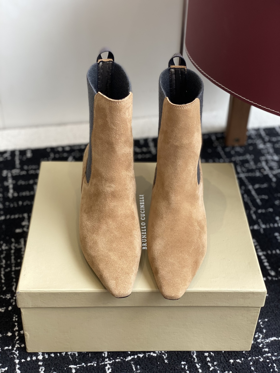 NO:544062,Purchase level Brunello Cucinelli Craftsmanship Bc new fashionable simple versatile casual slim Chelsea boots must be rolled in autumn and winter. This pair of Chelsea boots can be called the ultimate evolution of Muller-if our slippers won numerous praises, how could we craftsmanship create this short boot?  The simple and atmospheric square head design abandons all redundant decorations and interprets low-key luxury to the extreme. The moment you wear it, only the toes know this secret comfort~ The golden boot is highly accurate at the slenderest part of the calf, visually lengthening the lines of the legs. The plain minimalist contour is 5cm stable kitten heel. Walking like walking on the ground, but the aura is fully opened. The upper is selected from high mercerized cow reverse velvet material, the surface presents a soft matte effect, and the touch is as smooth as velvet. The visual effect is rich, and the subtle changes in light angles can be presented. It not only has excellent wear-resistant and durable characteristics, but also is extremely simple in daily maintenance. Just gently smooth it in the direction of the fluff to maintain the best condition!  My personal recommendation is the light apricot color. It comes with a high-end filter, which is more elegant than ordinary beige and is so gentle that it can be pinched out of water~ This year's hottest lazy person's design is just 3 seconds to put on and take off, and he will never be in a hurry again when rushing to the subway!  The key is to praise this textured reverse fabric!  It feels as soft as a cloud, and it has no creases when walking, and has a more autumn and winter atmosphere than glossy skin. The heel design of the boots is a masterpiece!  Break through the design framework of traditional boots and inlaid the brand's iconic Monili bead chains with exquisite craftsmanship, and every detail shines with the light of high-end customization. The bead chains sway lightly with the pace, retaining the luxurious texture of the brand's DNA, and giving the overall shape a lively and elegant temperament. They can be regarded as the pinnacle of contemporary shoemaking craftsmanship!  'Real luxury is never ostentatious' - this pair of boots is the best interpretation. Whether paired with jeans or wool coats, it can instantly enhance the overall texture. When will the natal boots of girls with leg sperm be bought now?  The upper is very representative of the brand's monili bead chain. The upper: high mercerized beef reverse velvet/cowhide. The foot pad: pearled sheepskin. Outsole Italian leather outsole. Heel height 5cm. Size35-42 (404142 customized without return). Boots, brunello cucinelli, boots, slippers, jeans, cowhide, sheepskin, gold, Leather soles.19860909代购级 BrunelloCucinelli匠心臻品 bc新款时尚简约百搭休闲瘦瘦切尔西靴秋冬必入卷 这双切尔西靴堪称穆勒拖的终极进化版——若不是我们拖鞋收获无数好评,怎会匠心打造这款短靴？简约大气的方头设计,摒弃一切冗余装饰,将低调奢华演绎到极致.穿上它的那一刻,唯有足尖知晓这份隐秘的舒适～ 黄金靴筒高度精准卡在小腿最纤细处,视觉拉长腿部线条 素面极简轮廓5cm稳健小猫跟 行走如履平地却气场全开 鞋面精选高丝光牛反绒材质,表面呈现出柔和哑光效果,触感如丝绒般柔滑舒适 视觉效果丰富,在不同光线角度下能呈现微妙的光影变化,不仅具备优异的耐磨耐用特性,日常维护也极为简便,只需顺绒毛方向轻轻抚平即可保持最佳状态！ 我个人最推荐浅杏色,它自带高级滤镜,比普通米白更显气质, 温柔得能掐出水来~今年最火的懒人一脚蹬设计,穿脱只要3秒钟,赶地铁再也不手忙脚乱啦！ 重点夸夸这个质感满分的反绒面料！摸起来像云朵般柔软,穿着走路完全没折痕,比光面皮更有秋冬氛围感. 靴子的脚后跟设计堪称神来之笔！突破传统靴款的设计框架,将品牌标志性的Monili珠链以精妙工艺镶嵌其中,每一处细节都闪耀着高级定制的光芒. 珠链随步伐轻盈摇曳,既保留了品牌DNA的奢华质感,又赋予整体造型灵动优雅的气质, 堪称当代制鞋工艺的巅峰之作！ '真正的奢华从不张扬'——这双靴子就是最好的诠释.无论搭配牛仔裤还是羊毛大衣,都能瞬间提升整体质感.腿精女孩们的本命靴,现在不入手更待何时？ 鞋面饰非常具有品牌代表性的monili珠链 鞋面:高丝光牛反绒/牛皮 垫脚:珠光羊皮 大底意大利真皮大底 跟高5cm Size35-42（404142定制不退换）,靴子,brunello cucinelli,boots,slippers,jeans,cowhide,sheepskin,gold,Leather soles,Women's Shoes