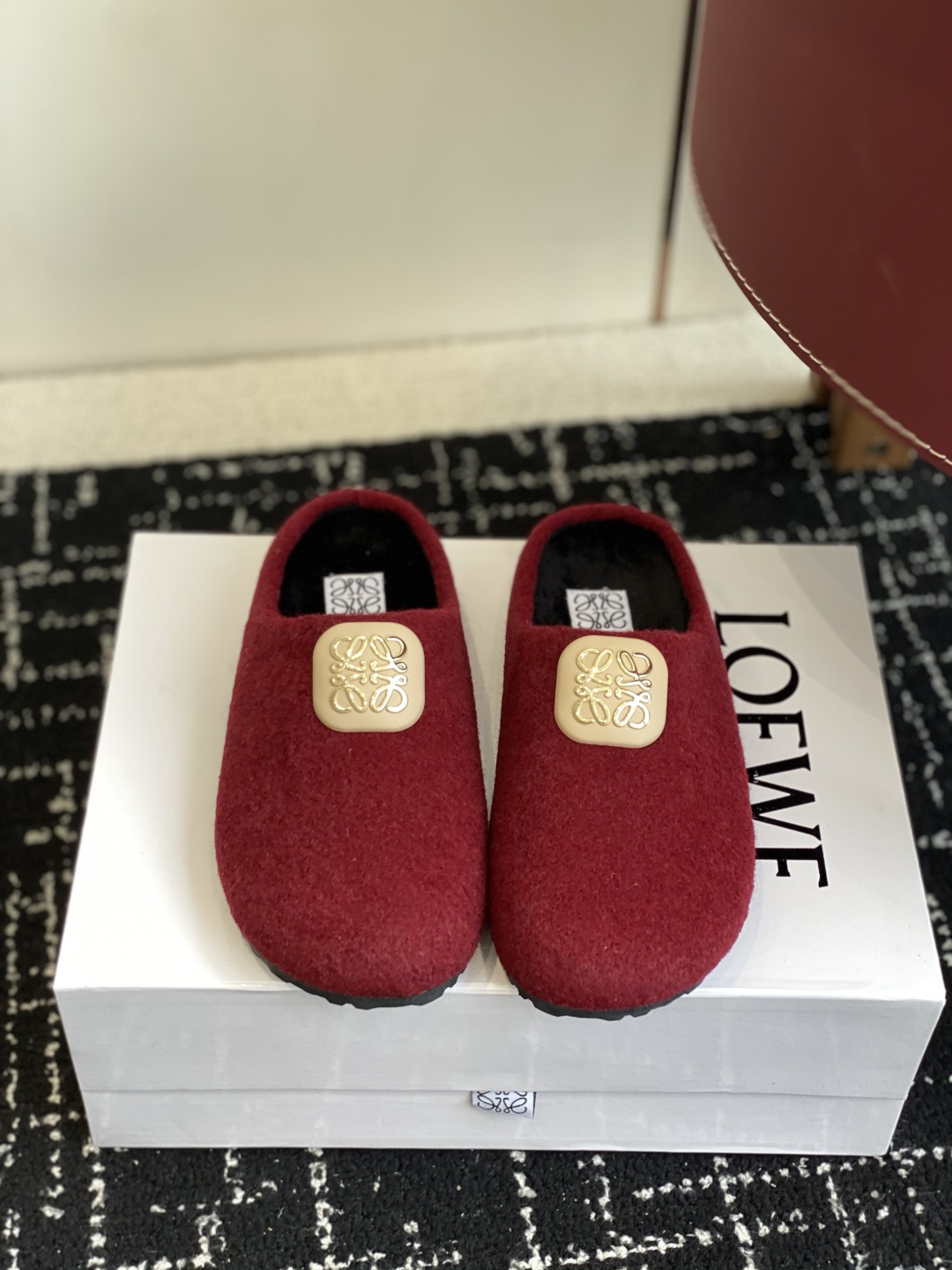 NO:544082,Purchase grade LOEWE 25ss Autumn and Winter Series I was tempted as soon as the brand of slippers was released. I found it for a long time to buy it. It’s really hard to find a shoe. It’s really super beautiful. Sisters, please give me Size35-40 (40 custom made without return or exchange), semi-dragged fur shoes, loewe, slippers19860909代购级 LOEWE 25ss 秋冬系列 拖鞋这个品牌刚出我就心动了 代购找很久才买到货,真的一鞋难求,真的超级好看,姐妹们给我冲 Size35-40（40定做不退换）,半拖毛毛鞋,loewe,slippers,Women's Shoes