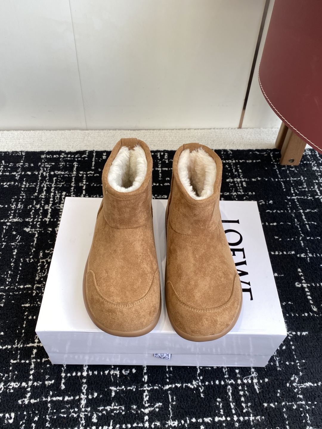 NO:544076,Purchasing agent LOEWE 25ss autumn and winter Loewe also has its own snow boots!  Loewe's fur integrated boots, I said they can keep warm and are so light and soft. They can only be Loewe's, right? They are made of sheepskin and fur. Under the craftsmanship of a century-old handicraft workshop, they are light and soft, very light and very soft. The outer surface is made of nubuck, which has the texture of suede, but is very durable!  !  !  Who can refuse such a pair of boots that are warm, light and soft. Purchasing authentic products and developing perfect replicas. The designer launches to explore the concept of originality and appropriation in the fashion industry. Inheritance and classics come from Loewe. It can only be said that the feet feel incomparable and warm. You can only understand it the moment you put it on. The fabric is original lamb fur and fur (cold protection and warmth). The outsole is original molded non-slip sole.  Size#35-40 (40 orders are not returnable), snow boots, loewe, loewe, boots, sheepskin, chamois leather19860909代购级 LOEWE 25ss 秋冬 罗意威 也有自己的雪地靴了！ 罗意威皮毛一体靴俺就说能保暖还能这么轻这么软乎的靴子也只能是罗意威了吧羊皮毛一体的材质 在百年手工坊的工艺下,轻盈柔软,非常轻非常软糯 外面做的正绒面工艺,有麂皮的质感的同时,但非常的经久耐用！！！ C这么一双又保暖、又轻盈又软平的靴子谁能拒绝. 正品购入开发 完美复刻 设计师推出探索时尚界对于原创与挪用的概念 传承与经典来自 Loewe 只能说脚感无敌保暖只有穿上的那一刻才懂 面料原版羊羔毛皮毛一体（防寒保暖） 大底原版开模防滑鞋底 Size#35-40（40订做不退换）,雪地靴,loewe,loewe,boots,sheepskin,chamois leather,Women's Shoes