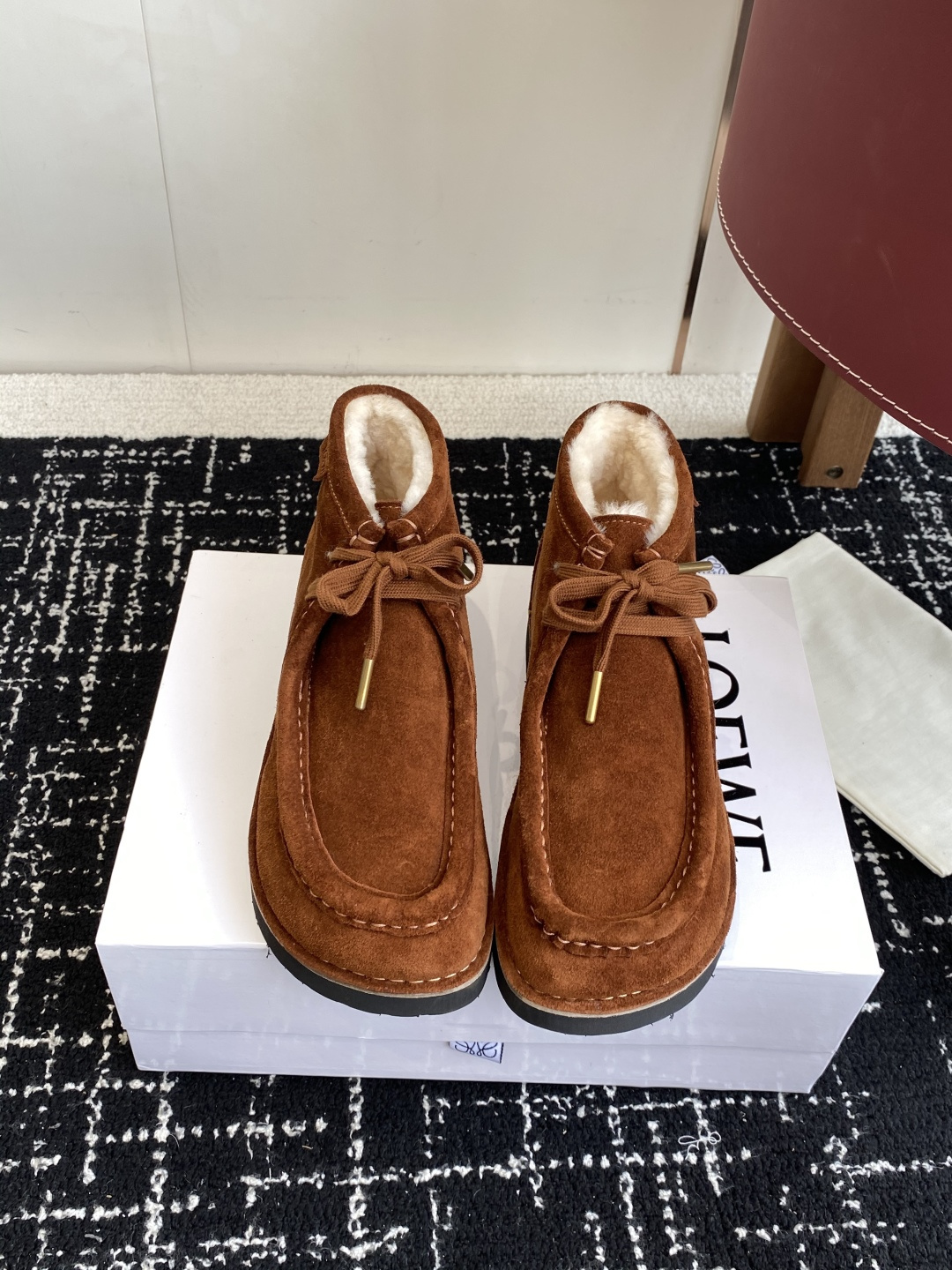 NO:544079,Purchase grade LOEWE 25 autumn and winter new wool short boots new product strength is coming, round toe toe is cute, one shoe and two wear, heel can be stepped on as a British drag, super easy to match, soft and glutinous on the feet, super invincible and comfortable fabric imported suede, inner: wool sole super light foam sole Size35-41 (40 41 custom made, no return or exchange), snow boots, loewe, loewe, boots, chamois leather19860909代购级 LOEWE 罗意威 25秋冬新款 羊毛短靴 新品 实力来袭  圆头圆脑的鞋头可可爱爱 一鞋两穿 后跟可踩下当英伦拖 超好搭配 上脚软软糯糯 超级无敌舒适 面料进口麂皮 内里:羊毛大底超轻发泡大底 Size35-41（40 41 订做不退换）,雪地靴,loewe,loewe,boots,chamois leather,Women's Shoes