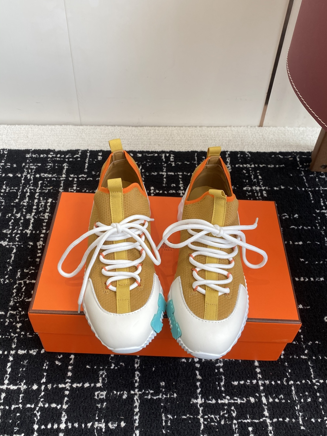 NO:682835,Purchasing level couple's model Hermes 25ss new color couple's sports and casual shoes series... Classic sports style + British color matching design, classic and attractive!  Original inverted mold last, ultimate 1:1 shape, imported high-end umbrella cloth showing exquisite texture!  Open the mold to customize the A-level high-density private mold outsole with luxurious packaging!  Fabric customized sheepskin/cow, lining customized sheepskin, foot pad sheepskin injection molding, outsole original open mold light foam two-color bottom Size #female 35-40 #male 39-46 (female 40, male 46 custom-made, non-returnable), casual shoes/sports shoes, hermes, hermes, sneakers, sheepskin, umbrellas19860909代购级情侣款 爱马仕Hermes 25ss 新色 情侣运动休闲鞋系列…… 经典运动风格+英伦拼色设计,经典耐看！原版倒模楦型,极致1:1形体 进口高端雨伞布呈现出精致质感！开模定制A级高密私模大底,奢华包装！ 面料定制羊皮/牛猄 内里定制羊皮 垫脚羊皮注塑成型 大底原版开模轻泡双色底 Size#女35-40 #男39-46（女40 男46订做不退换）,休闲鞋/运动鞋,hermes,hermes,sneakers,sheepskin,umbrellas,Women's Shoes