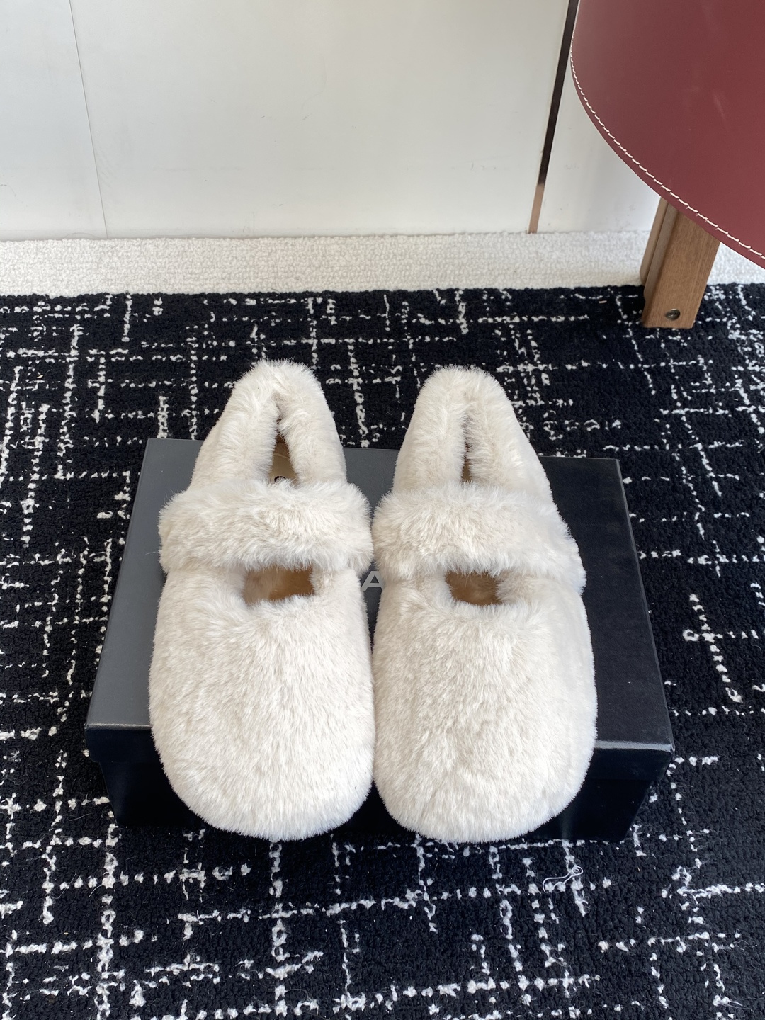 NO:544061,Purchase grade Chanel Classic Four Season Double C Wool Bun Shoes is really cute~ Soft and fluffy fur, comfortable and warm feet! Increase height to make your legs look longer! It is casual and lazy with socks in autumn and winter. It looks beautiful and fashionable! It is so beautiful! Imported wool, delicate and soft and smooth, rubber sole Size#35-39 (40 customized, no return or exchange), fur shoes, chanel, socks19860909代购级 Chanel 经典四季双C羊毛 包子鞋 真的是真太可爱了～ 柔软蓬松的毛毛,舒服暖脚! 增高显腿长! 秋冬搭配袜子休闲又慵懒 上脚真的好看又时髦!美腻美爆了! 进口羊毛,手感细腻柔软丝滑 橡胶大底 Size#35-39（40订做不退换）,毛毛鞋,chanel,socks,Women's Shoes