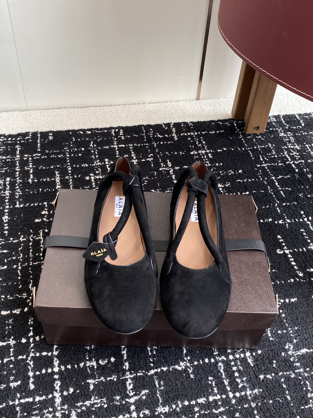 NO:544058,Purchasing agent level ALAIA 25ss spring and summer ballet shoes French high-end first-line haute couture brand AzzedineAlaia: the last craftsman in the fashion industry, the king of tailoring who is only loyal to showing off the female body curves. The brand Alaia, founded in 1979, has always been selling fashionable and stylish women's shoes. It is well-known in the Paris fashion industry and the world. Victoria Beckham, Michelle Obama, Ladygaga, Madonna, are all admirers and number one fans of ALAA.  Original sheepskin for the upper, sheepskin for the feet, rubber sole for the shoe, Size#35-42 (40 41 42 customized, non-returnable), ballet shoes, alaia, sheepskin19860909代购级 ALAIA 25ss 春夏 芭蕾舞鞋 法国高端一线高定品牌 AzzedineAlaia:时尚界最后的手艺人 只忠于展现女性身体曲线的裁剪之王 始创于1979年的品牌Alaia 一直主售时装感十足的型格女鞋 巴黎时装界以及全世界都享有盛誉维多利亚贝克汉姆,米歇尔奥巴马,Ladygaga ,麦当娜, 都是ALAA的崇拜者和头号粉丝 鞋面原版羊皮 垫脚羊皮 鞋底橡胶底 Size#35-42（40 41 42订做不退换）,芭蕾舞鞋,alaia,sheepskin,Women's Shoes