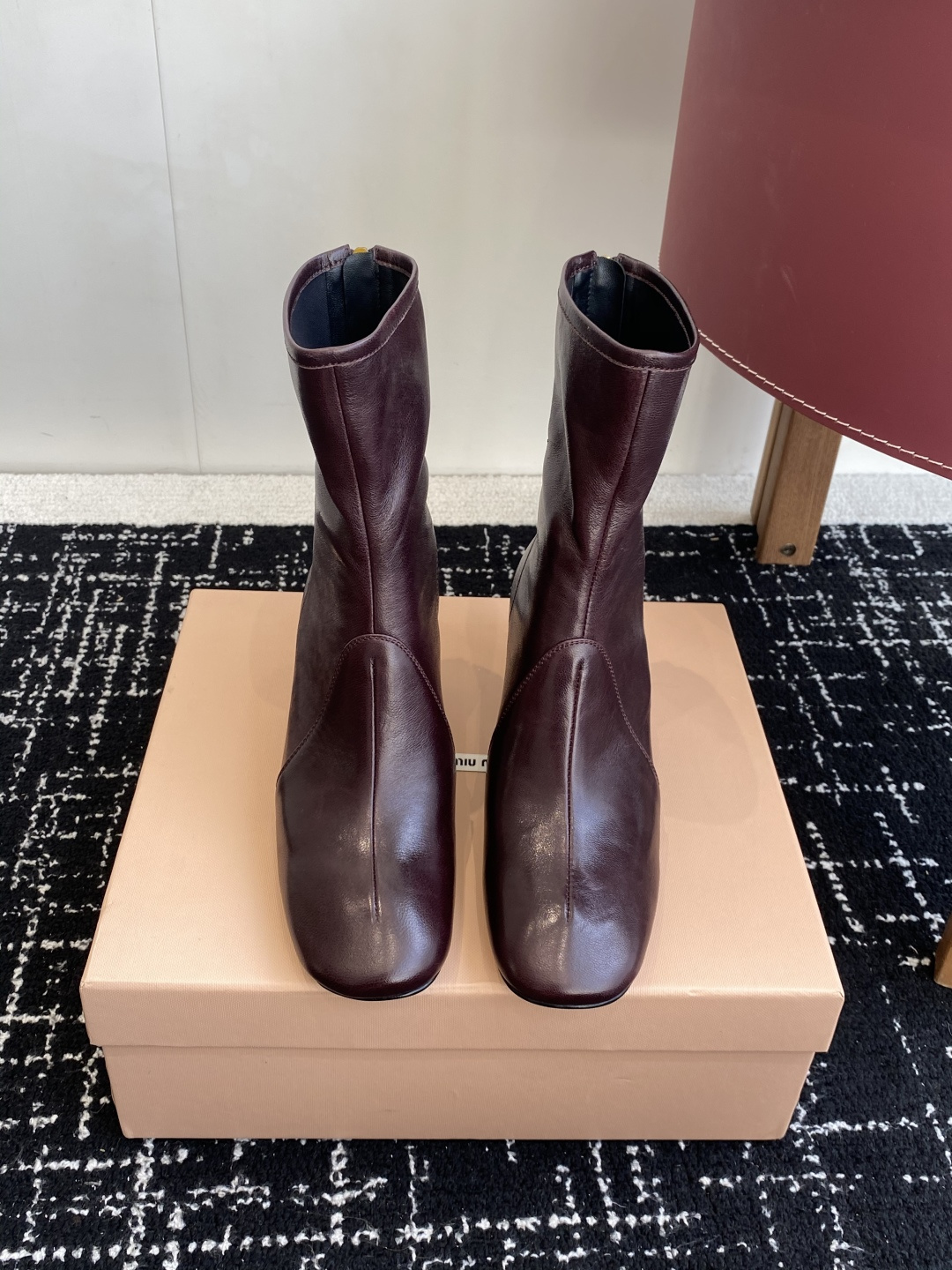 NO:544072,Purchase grade Miu miu 25ss elastic short boots, autumn and winter catwalk new short boots!  The most worth buying boots this year, no one!  Many internet celebrities have taken it. Miumiu is really cool and spicy this autumn and winter. The limited edition of autumn and winter is very difficult to buy in the counter. It looks very hard and is actually very soft and easy to wear!  Excellent feet feel!  The boots are wide and can be worn with thick legs and thin legs, and they can be loose and look straight!  !  Full of punk style!  Fabric: calf leather inner cowhide, outsole: Italian genuine leather sole Size#35-40 (40 41 customized, non-return and exchange), boots, miumiu, boots, cowhide19860909代购级 Miu miu 25ss 弹力 短靴 秋冬走秀新款短靴！ 今年最值得入手的靴子 没有之一！超多网红明星上脚 miumiu今年秋冬确实泰酷辣 秋冬限定款 专柜非常难买 看着很硬的样子 其实非常软巨好穿！脚感超赞！ 靴筒宽大 不管腿粗腿细 都能穿出宽松感而且非常显腿直！！朋克风十足！ 面料:小牛皮 内里牛皮 大底:意大利真皮底  Size#35-40（40 41定制不退换）,靴子,miumiu,boots,cowhide,Women's Shoes