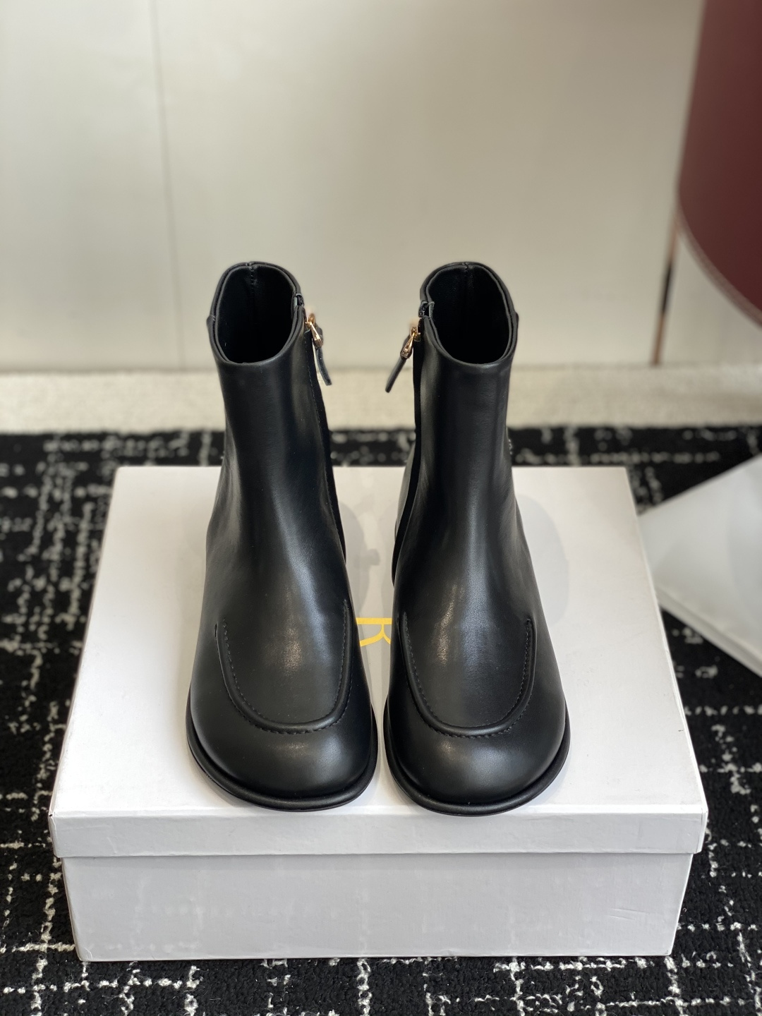 NO:544075,Purchase grade The row mid-tube boots, minimalist high-end flat boots, suede leather super soft, can't put it down, unique style, fall in love with it at first sight, row is always so popular. Imported suede upper, original one-to-one reproduction, imported cowhide inner supply cowhide, footbed cowhide, imported sole imported rubber mold sole, Size#35-41 (40 41 custom made without return), boots, boots, cowhide, chamois leather19860909代购级 The row中筒靴,极简高级平底靴,麂皮皮超级柔软 爱不释手,独特风格,一眼爱上,row就是永远这么受欢迎. 鞋面进口麂皮 原版一比一复刻, 内里进口客供牛皮,垫脚牛皮 鞋底进口橡胶模具大底, Size#35-41（40 41订做不退换）,靴子,boots,cowhide,chamois leather,Women's Shoes