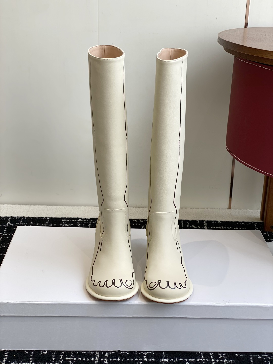 NO:544078,Purchase grade Graffiti The row 25 new high-heeled boots in autumn and winter. Round toe toe toe is sexy, and long-legged outfits are slim and long-legged. A pair of minimalist boots with a sense of design can make people become the protagonist of the whole winter. Low-key elegance and fashionableness are all over. Upper cowhide, outsole, genuine leather, outsole, heel height 6.5cm Size#35-41 (40 41 custom made, no return or exchange), boots, boots, cowhide, Leather soles19860909代购级 涂鸦款 The row 25 秋冬新款高跟靴长款 圆头鞋头尽显性感,穿搭显瘦长腿神器 一双有设计感的极简长靴可以让人成为整个冬天的主角 低调优雅与时髦度拉满 鞋面牛皮 大底真皮大底 跟高6.5cm Size#35-41（40 41订做不退换）,靴子,boots,cowhide,Leather soles,Women's Shoes