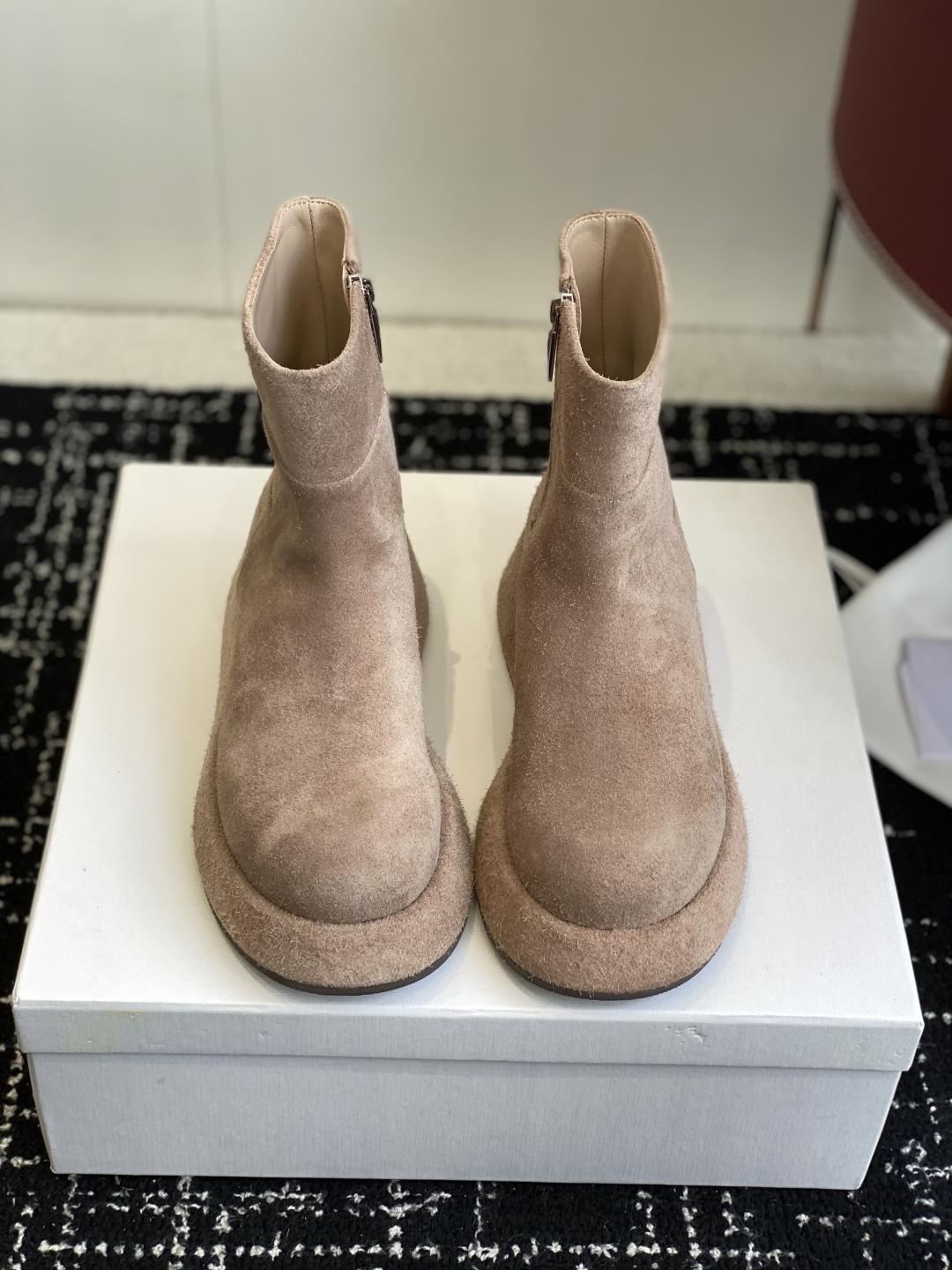 NO:544057,Purchasing agent level The row genuine leather French retro round-toe minimalist and versatile flat-soled thick-soled Chelsea short boots. The feet are really the most comfortable style I have ever worn. They are so soft!  People who are foot grinders must pick it up. It has a high-end yet simple feel. In fact, in addition to being good-looking, it is so comfortable that you can’t bear to take it off!  Paired with jeans, suit trousers, and skirts, there is no sense of violation. The fabric is original imported suede. The sole is original sole. Size#35-39 (40, customization is non-returnable and non-exchangeable), boots, boots, skirts, jeans, business suit, chamois leather19860909代购级 The row真皮法式复古圆头极简百搭平底厚底切尔西短靴脚真的是史上我穿过最最舒服的款式太柔软啦！ 磨脚星人一定要收了它 有一丢高级又简约的感觉其实除了好看以外它的舒适度真的是好穿到舍不得脱下来啦！ 搭配牛仔裤 西装裤 半身裙都毫无违和感 面料原版进口麂皮 鞋底原版鞋底 Size#35-39（40,定制不退不换）,靴子,boots,skirts,jeans,business suit,chamois leather,Women's Shoes