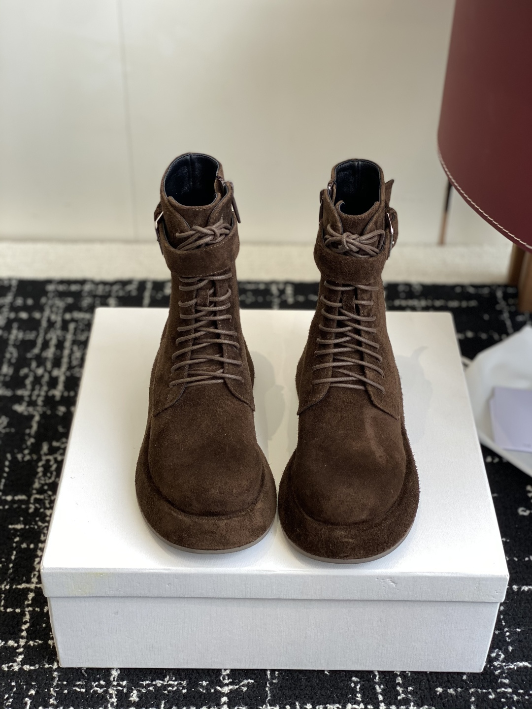 NO:544060,Purchasing agent level The row genuine leather French retro round-toe minimalist and versatile flat-soled thick-soled Chelsea short boots. The feet are really the most comfortable style I have ever worn. They are so soft!  People who are foot grinders must pick it up. It has a high-end yet simple feel. In fact, in addition to being good-looking, it is so comfortable that you can’t bear to take it off!  Paired with jeans, suit trousers, and skirts, there is no sense of violation. The fabric is original imported suede. The sole is original sole. Size#35-41 (40 41 customization is non-returnable and non-exchangeable), boots, boots, skirts, jeans, business suit, chamois leather19860909代购级 The row真皮法式复古圆头极简百搭平底厚底切尔西短靴脚真的是史上我穿过最最舒服的款式太柔软啦！ 磨脚星人一定要收了它 有一丢高级又简约的感觉其实除了好看以外它的舒适度真的是好穿到舍不得脱下来啦！ 搭配牛仔裤 西装裤 半身裙都毫无违和感 面料原版进口麂皮 鞋底原版鞋底 Size#35-41（40 41定制不退不换）,靴子,boots,skirts,jeans,business suit,chamois leather,Women's Shoes