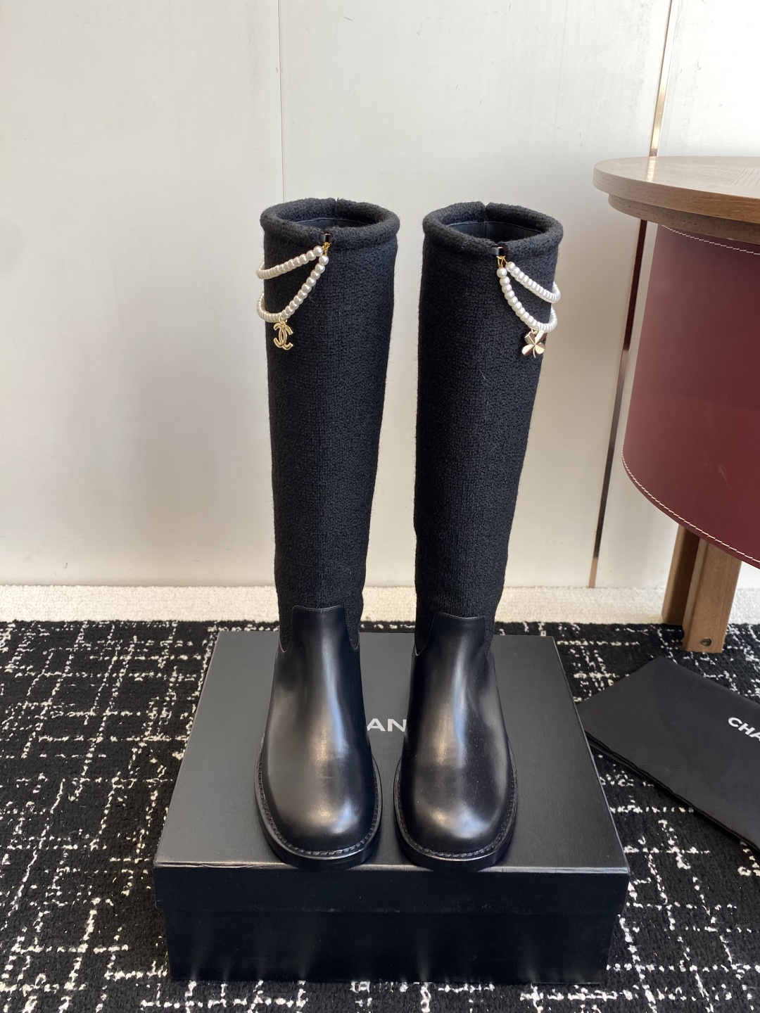 NO:544063,Purchasing grade short high boots Chanel Chanel 25 autumn and winter small fragrance color-blocking knight short boots high boots!  Retro style Martin boots unique western boot design Smooth curves, irregular edges like free lines in the wilderness!  With a casual and free taste, let every step be unrestrained and refined!  Whether it is paired with capable suit pants to create a cool urban style or matching with flowing dresses to create a beautiful combination of hardness and softness. Or it is paired with jeans to interpret the original western style!  Upper is made of imported cowhide template mold fabric inner foot pad water dye cowhide Size35-41 (40 41 custom made without return or exchange), boots, chanel, chanel, boots, skirts, jeans, business suit, cowhide19860909代购级短款 高靴 Chanel 香奈儿25秋冬小香拼色一脚蹬骑士短靴高靴！复古风马丁靴 独特的西部靴筒设计 流畅的曲线,不规则的边缘如同旷野中的自由线条！带着随性洒脱的味道.让每一步都踏出不羁与精致！ 无论是搭配干练的西装裤 打造都市酷飒风 还是与飘逸的连衣裙相配 碰撞出刚柔并济的美感.亦或是配上牛仔裤 演绎原汁原味的西部风情！ 鞋面采用进口牛皮 样板 开模布料 内里垫脚水染牛皮 Size35-41（40 41定做不退换）,靴子,chanel,chanel,boots,skirts,jeans,business suit,cowhide,Women's Shoes