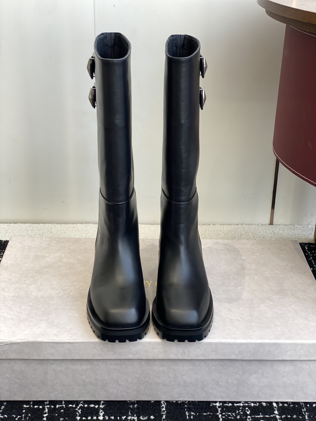 NO:544066,Purchasing grade short boots, long boots, Jimmy choo, genuine leather, French retro, minimalist and versatile flat-sole thick-soled Chelsea short boots, is really the most comfortable style I have ever worn, so soft!  The socks must take it away. It has a high-end and simple feeling, in fact, in addition to being beautiful, its comfort is really easy to wear so hard that it is reluctant to take it off!  Match with jeans, suit pants, skirts are not inconsistent. Original imported calfskin. Soles. Original soles. Size#35-42 (40 41 42. Customized, no return or replacement), boots, jimmy choo, boots, skirts, jeans, business suit, cowhide19860909代购级短靴 长靴 Jimmy choo 真皮法式复古 极简百搭平底厚底切尔西短靴脚真的是史上我穿过最最舒服的款式太柔软啦！ 磨脚星人一定要收了它 有一丢高级又简约的感觉其实除了好看以外它的舒适度真的是好穿到舍不得脱下来啦！ 搭配牛仔裤 西装裤 半身裙都毫无违和感 面料原版进口小牛皮 鞋底原版鞋底 Size#35-42（40 41 42定制不退不换）,靴子,jimmy choo,boots,skirts,jeans,business suit,cowhide,Women's Shoes