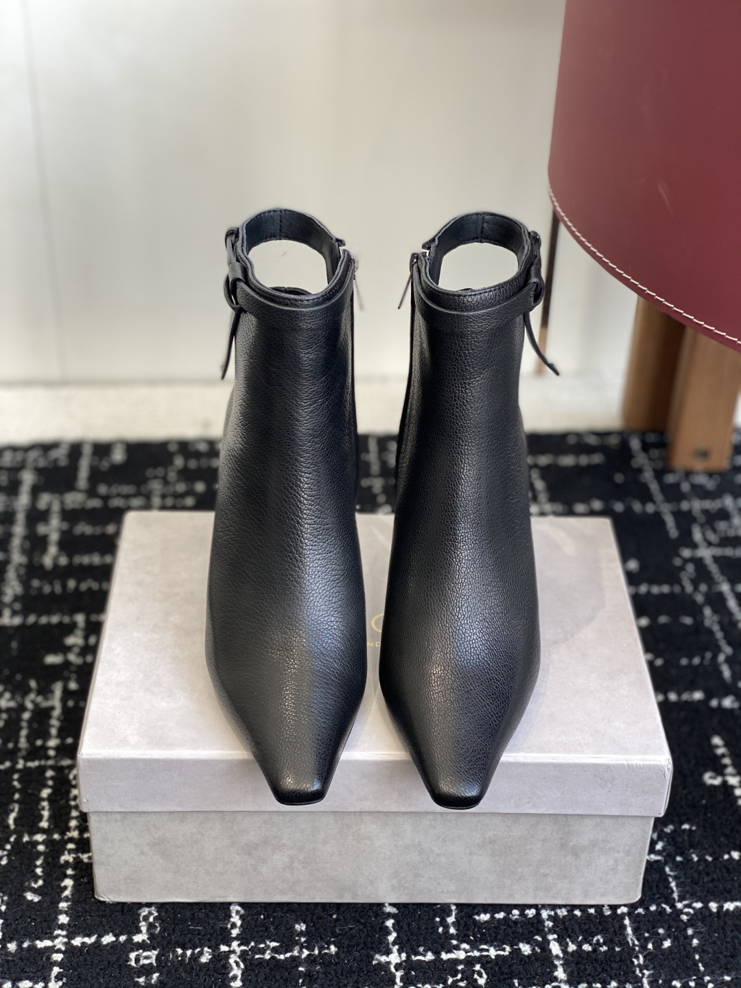 NO:544069,Purchasing agent level JIMMY CHOO 25ss new autumn and winter style for women, small square-toe short boots, latte navy blue contrasting leather and knitted ankle boots, the embodiment of modern fashion trend, reimagining the classic Mary Jane shoe shape to create a hybrid sock boot spliced with textile fabrics. The elegant pointed toe upper is made of brushed leather, cleverly spliced with exquisite knitted socks, eye-catching and iconic. Heel height 8.5CM. Fabric: imported calfskin. Lining: cow lining.  Outsole: Genuine leather outsole Size#35-42 (40 41 42 custom-made and non-returnable), boots, jimmy choo, boots, mary jane, cowhide, Leather soles19860909代购级 JIMMY CHOO 25ss 秋冬季新款 女士 小方头短靴 拿铁色海军蓝色撞色皮革拼针织踝靴 现代时尚的潮流化身 将经典玛丽珍鞋型重新想象设计,打造出一款拼接有纺织面料的混合袜靴 雅致尖头鞋面采用拉绒皮革制作,巧妙拼接精美针织短袜,吸睛饰有标志性 跟高8.5CM 面料:进口小牛皮 内里:牛里 大底:真皮大底 Size#35-42（40 41 42订做不退换）,靴子,jimmy choo,boots,mary jane,cowhide,Leather soles,Women's Shoes