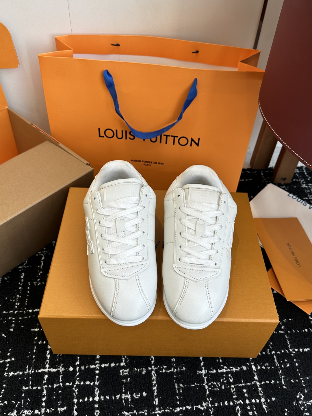 NO:544052,Purchase grade (official website sync box packaging) LV Louis Vuitton Fidong Co-branded catwalk style fat den thick sole casual sports shoes Forrest Gump shoes This series includes from simple-style sports shoes to eye-catching running shoes. LV stands out with its iconic thick sole and modern aesthetics, while other styles use luxurious suede, leather and canvas materials. Some sports shoes are designed with futuristic design, emphasizing functionality and comfort, and moving towards sports-style luxury shoes Fabric: Original custom-made top cowhide lining inner lining: Imported breathable net Sole: Original open mold-proof TPU material Thick sole 3CM Size: Women's 35-40 (for women's 40 custom-made non-return) Men's 39-45 (for men's 45 custom-made non-return), casual shoes/sports, louis vuitton, louis  vuitton,sneakers,cowhide,chamois leather19860909代购级（官网同步盒包装） LV路易威登 菲董 联名 走秀款 胖丁 厚底 休闲 运动鞋 阿甘鞋 此次系列包括从简约风格的运动鞋到引人注目的跑鞋.LV以其标志性的厚底和现代美学脱颖而出,而其他款式则采用了奢华的麂皮、皮革和帆布等材质.一些运动鞋设计富有未来感,强调功能性与舒适性,并向运动风格的奢华鞋履迈进 面料 : 原版定制头层牛皮 内里 : 进口透气网里 鞋底 : 原版开模防滑TPU材质 底厚 3CM Size : 女款35-40（女40订做不退换）  男款39-45（男45订做不退换）,休闲鞋/运动鞋,louis vuitton,louis vuitton,sneakers,cowhide,chamois leather,Women's Shoes
