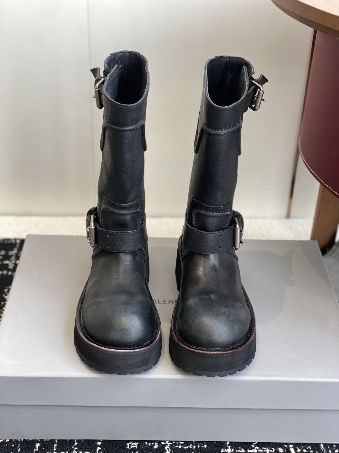 NO:544044,Dongguan purchasing grade Balenciaga 25FW Venom Couple High Boots Mid Boots Please be aware of the high version This boot is unique in design, with straps and belt elements as highlights. It not only firmly fits the boots to the feet, but also adjusts elasticity as you like. In terms of details, the brand's iconic old hardware runs through the whole time, cleverly creates a retro wear effect, highlighting the personality attitude and matching with thick toothed rubber soles. It not only ensures the comfort of wearing, but also strengthens the overall sense of fashion and awareness of Venom high boots are undoubtedly a fashion item that cannot be missed this season. It will add a unique charm to the outfits of fashion enthusiasts and lead a new round of trendy style. Boot barrel height, top layer cowhide treatment of upper cowhide, imported water dyed cowhide, outsole height 5CM Original open mold leather edge combination sole Size35-40 (40 custom made without return or exchange), boots, balenciaga, balenciaga, boots, cowhide19860909东莞代购级 Balenciaga巴黎世家25FW毒液Venom情侣款高筒靴 中筒靴  请认准高版本 这款靴子在设计上独具匠心 以绑带与皮带元素作为亮点 不仅能将靴子稳固贴合于足部 更可随心调节松紧 在细节处理上 品牌标志性的做旧五金件贯穿始终 巧妙营造出复古磨损效果,彰显个性态度搭配厚实的齿状橡胶鞋底 既保证了穿着的舒适度,又强化了整体的时尚感与辦识度Venom高筒靴无疑是本季不容错过的时尚单品,它将为时尚爱好者们的穿搭增添别样魅力,引领新一轮的潮流风尚 靴筒高度 鞋面头层牛皮做旧处理 内里进口水染牛皮 大底高度5CM 原版开模真皮沿条组合大底 Size35-40（40订做不退换）,靴子,balenciaga,balenciaga,boots,cowhide,Women's Shoes