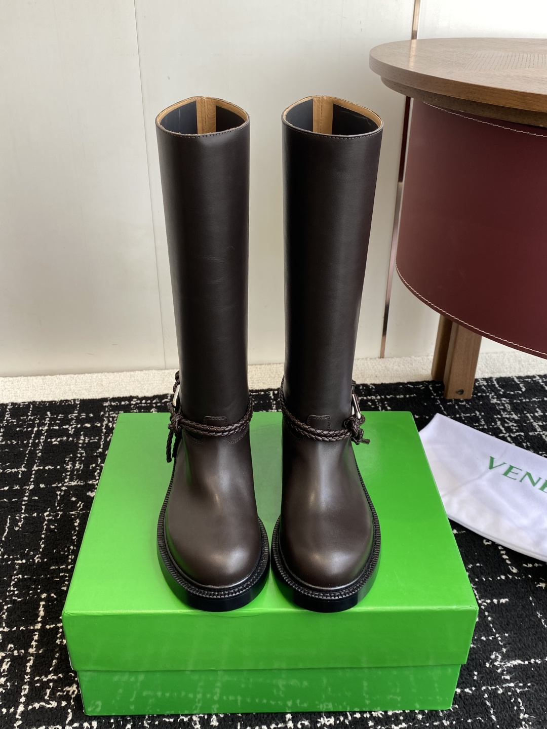 NO:544048,Purchasing grade short boots, high boots, Bottega Veneta BV, fashionable short boots, knight boots, so cool. I fell in love with them at first sight. This pair of knot boots must be locked. Classic knot woven and wrapped boots, paired with the iconic triangular metal buckle, black and silver collision comes with cool filter, and it turns into a street-like sister when worn. It has a two-meter-eight aura. The boot shape shows the long legs. Whether it is a casual and relaxing feeling with the floor jeans, or a mini skirt to play hot girl style, or even a suit pants to take the elite route of the workplace, it can be perfectly adapted. The 'master key' of autumn and winter outfits is it. Sisters who are entangled in autumn and winter boots, close their eyes and rush!  Waxed calfskin upper inner lining BV traditional dark brown cowhide, Italian genuine leather sole forefoot injection molded non-slip rubber Size35-43 (40.41.42.43 customized non-return and exchange), boots, bottega veneta, bottega veneta, boots, skirts, jeans, business suit, cowhide19860909代购级短靴 高靴 Bottega Veneta BV一脚蹬时尚 短靴 骑士靴 太酷了 一眼就爱上,这双绳结靴必须锁死 经典绳结编织缠绕靴身,搭配标志性三角金属扣,黑银碰撞自带酷飒滤镜,穿上直接化身街头拽姐,气场两米八 靴型超显腿长,不管是配拖地牛仔裤走随性松弛感,还是搭迷你裙玩辣妹风,甚至配西装裤走职场精英路线,都能完美适配,秋冬穿搭“万能钥匙”就是它 纠结秋冬靴子的姐妹,闭眼冲！ 鞋面打蜡小牛皮 内里BV传统深咖色牛皮里、 意大利真皮底前掌注塑防滑橡胶 Size35-43（40.41.42.43订做不退换）,靴子,bottega veneta,bottega veneta,boots,skirts,jeans,business suit,cowhide,Women's Shoes