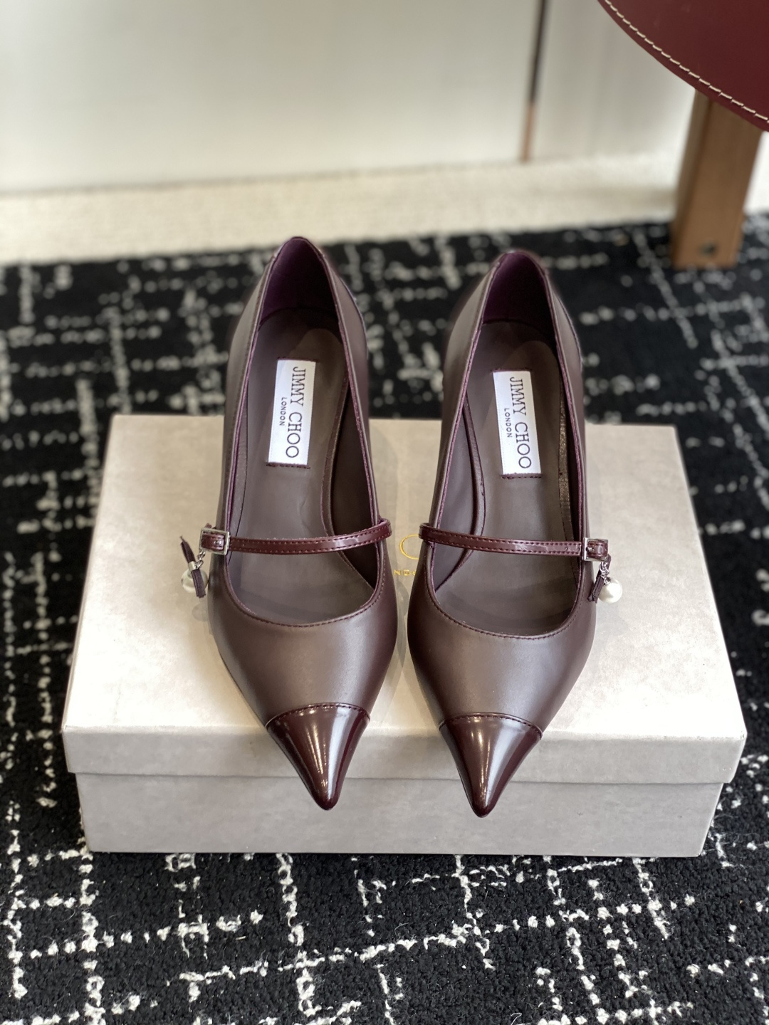 NO:544040,Purchase grade Jimmy Choo 25ss Spring and Summer Series JC new style high heel slippers Single shoes blur the boundary between shoes and jewelry accessories. Clear Jimmy Choo style design. Exquisite and graceful draping, like wearing elegant ankle chain for slim feet. There are also many exquisite crystal pendant heels to highlight the unique shoe shape. The pointed toe is matched with 6.5 cm slim high heels, fashionable and eye-catching, unforgettable. Imported calfskin upper Original mold opening online chat Inner footbed sheepskin Italian leather outsole Size35-42 (40 41 42 custom made without return), high heels single shoes, jimmy choo, high heels, slippers, cowhide, sheepskin, Leather soles19860909代购级 Jimmy Choo 25ss 春夏 系列JC新款 高跟拖鞋 单鞋 模糊鞋履与珠宝配饰之间的界线 鲜明 Jimmy Choo 风格设计. 精美上优美悬垂,宛如为纤足戴上优雅踝链.另有多颗精美水晶垂饰后跟线,突显别致鞋型,尖头配以 6.5厘米纤细高跟,时髦吸睛,令人难以忘怀 鞋面进口小牛皮 原版开模网聊 内里垫脚羊皮 意大利真皮大底 Size35-42（40 41 42订做不退换）,高跟鞋单鞋,jimmy choo,high heels,slippers,cowhide,sheepskin,Leather soles,Women's Shoes