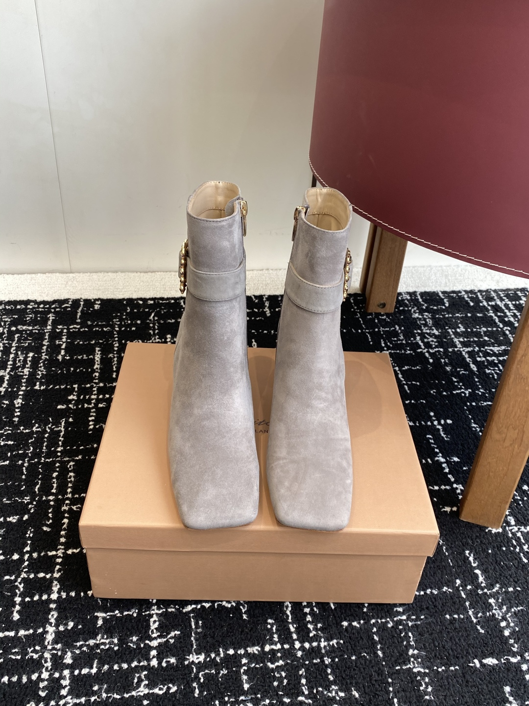 NO:544041,Purchasing-grade gianvito rossi 25 new autumn and winter catwalk short boots!  One of the most worth-buying boots this year!  There are so many Internet celebrities wearing it. This autumn and winter are really cool. The autumn and winter limited edition is very difficult to buy at the counter. It looks very hard, but it is actually very soft and easy to wear!  The feet feel great!  The boots are wide, no matter whether your legs are thick or thin, you can wear them with a loose feeling and make your legs look very straight!  !  Full of punk style!  Fabric: Imported calfskin/imported suede, lining cowhide Outsole: Italian genuine leather outsole Size#34-42 (34 40 41 42 customization is not returnable), boots, boots, cowhide, chamois leather, Leather soles19860909代购级 gianvito rossi 25 秋冬走秀新款短靴！ 今年最值得入手的靴子 没有之一！超多网红明星上脚 今年秋冬确实泰酷辣 秋冬限定款 专柜非常难买 看着很硬的样子 其实非常软巨好穿！脚感超赞！ 靴筒宽大 不管腿粗腿细 都能穿出宽松感而且非常显腿直！！朋克风十足！ 面料:进口小牛皮/进口麂皮 内里牛皮 大底:意大利真皮大底  Size#34-42（34 40 41 42定制不退换）,靴子,boots,cowhide,chamois leather,Leather soles,Women's Shoes