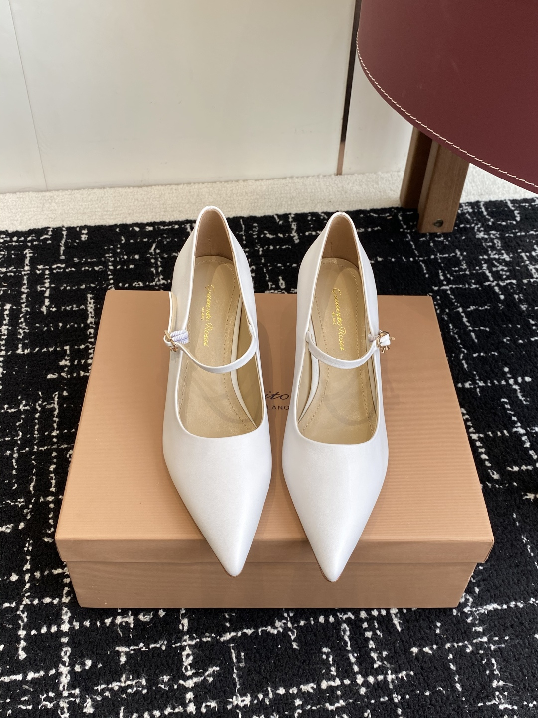 NO:544039,Purchasing grade gianvito rossi 25 Autumn and winter pointed toe cat heel shoes The most worth buying boots this year, no one!  Many internet celebrities are here. This autumn and winter is really delicious and spicy. The autumn and winter limited edition style is very difficult to buy in the counter. It looks very hard and is actually very soft and easy to wear!  Excellent feet feel!  The boots are wide and can be worn with thick legs and thin legs, and they can be loose and look straight!  !  Full of punk style!  Fabric: Imported calf leather inner cowhide outsole: Italian leather outsole Size#34-42 (34 40 41 42 customized non-return and exchange), high heels single shoes, boots, high heels, cowhide, Leather soles19860909代购级 gianvito rossi 25 秋冬尖头 猫跟单鞋 今年最值得入手的靴子 没有之一！超多网红明星上脚 今年秋冬确实泰酷辣 秋冬限定款 专柜非常难买 看着很硬的样子 其实非常软巨好穿！脚感超赞！ 靴筒宽大 不管腿粗腿细 都能穿出宽松感而且非常显腿直！！朋克风十足！ 面料:进口小牛皮 内里牛皮 大底:意大利真皮大底  Size#34-42（34 40 41 42定制不退换）,高跟鞋单鞋,boots,high heels,cowhide,Leather soles,Women's Shoes