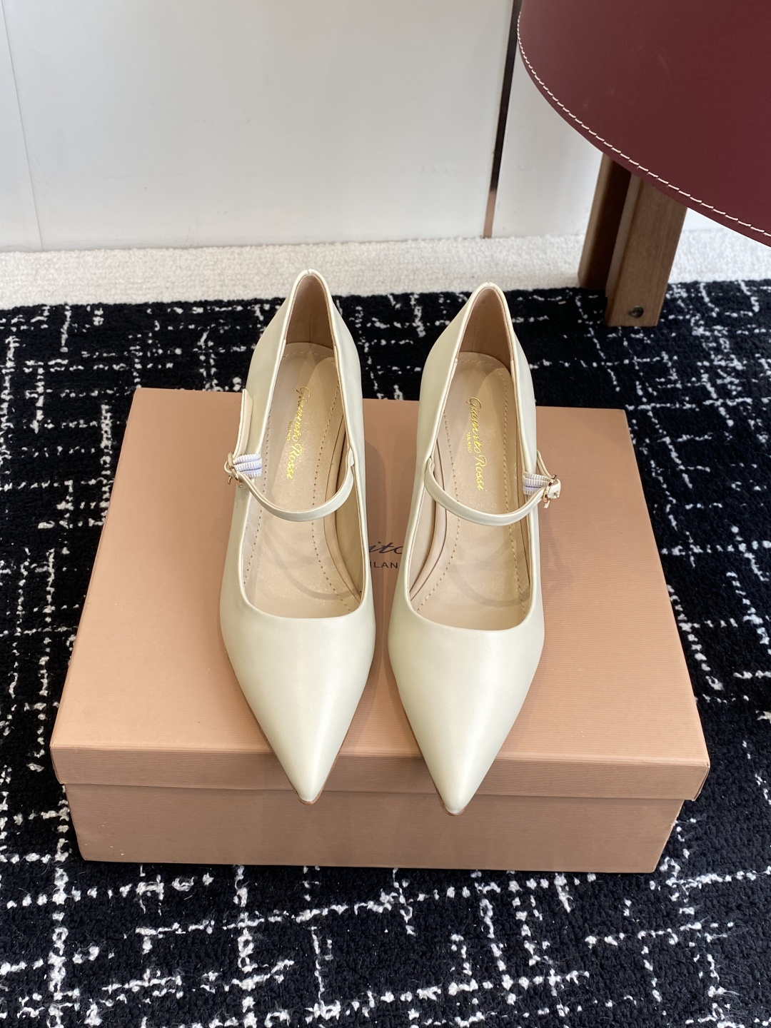 NO:682821,Purchasing-grade gianvito rossi 25 new autumn and winter catwalk short boots!  One of the most worth-buying boots this year!  There are so many Internet celebrities wearing it. This autumn and winter are really cool. The autumn and winter limited edition is very difficult to buy at the counter. It looks very hard, but it is actually very soft and easy to wear!  The feet feel great!  The boots are wide, no matter whether your legs are thick or thin, you can wear them with a loose feeling and make your legs look very straight!  !  Full of punk style!  Fabric: Imported calfskin/imported suede, lining cowhide Outsole: Italian genuine leather outsole Size#34-42 (34 40 41 42 customization is not returnable), high-heeled shoes, boots, high heels, cowhide, chamois leather, Leather soles19860909代购级 gianvito rossi 25 秋冬走秀新款短靴！ 今年最值得入手的靴子 没有之一！超多网红明星上脚 今年秋冬确实泰酷辣 秋冬限定款 专柜非常难买 看着很硬的样子 其实非常软巨好穿！脚感超赞！ 靴筒宽大 不管腿粗腿细 都能穿出宽松感而且非常显腿直！！朋克风十足！ 面料:进口小牛皮/进口麂皮 内里牛皮 大底:意大利真皮大底  Size#34-42（34 40 41 42定制不退换）,高跟鞋单鞋,boots,high heels,cowhide,chamois leather,Leather soles,Women's Shoes