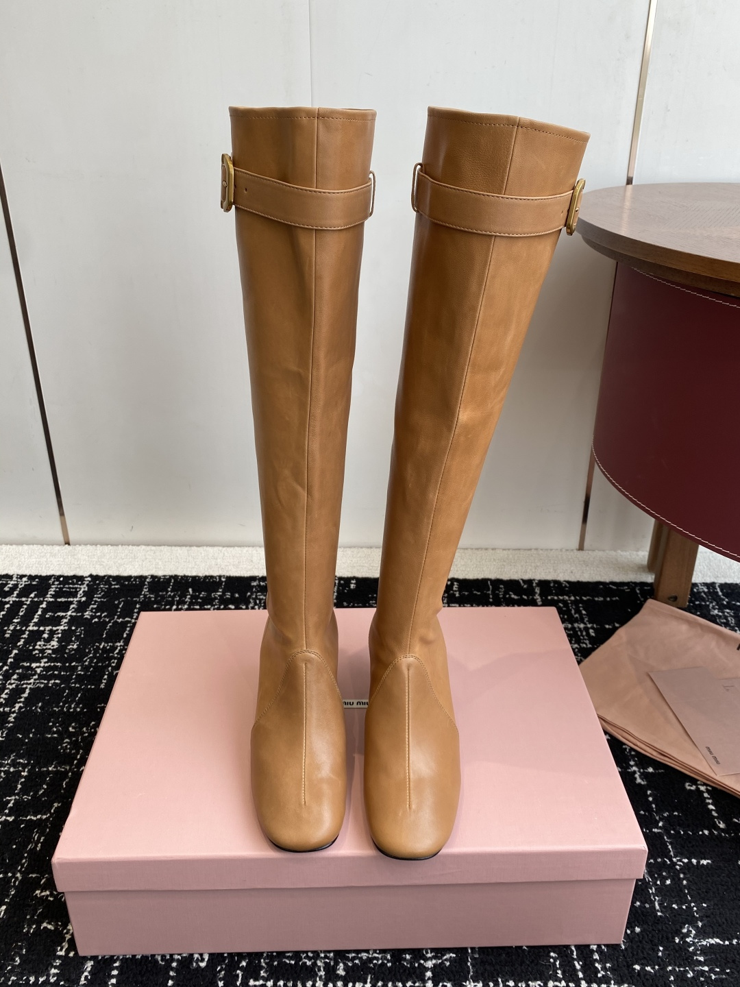 NO:544037,Purchasing grade short boots, high boots, Miu miu 25ss elastic short boots, new autumn and winter catwalk boots, long boots, the most worth buying boots this year, no one!  Many internet celebrities have taken it. Miumiu is really cool and spicy this autumn and winter. The limited edition of autumn and winter is very difficult to buy in the counter. It looks very hard and is actually very soft and easy to wear!  Excellent feet feel!  The boots are wide and can be worn with thick legs and thin legs, and they can be loose and look straight!  !  Full of punk style!  Fabric: calf leather inner cowhide, outsole: Italian genuine leather sole Size#35-40 (40 41 customized, non-return and exchange), boots, miumiu, boots, cowhide19860909代购级短靴 高靴 Miu miu 25ss 弹力 短靴 秋冬走秀新款短靴 长靴 今年最值得入手的靴子 没有之一！超多网红明星上脚 miumiu今年秋冬确实泰酷辣 秋冬限定款 专柜非常难买 看着很硬的样子 其实非常软巨好穿！脚感超赞！ 靴筒宽大 不管腿粗腿细 都能穿出宽松感而且非常显腿直！！朋克风十足！ 面料:小牛皮 内里牛皮 大底:意大利真皮底  Size#35-40（40 41定制不退换）,靴子,miumiu,boots,cowhide,Women's Shoes