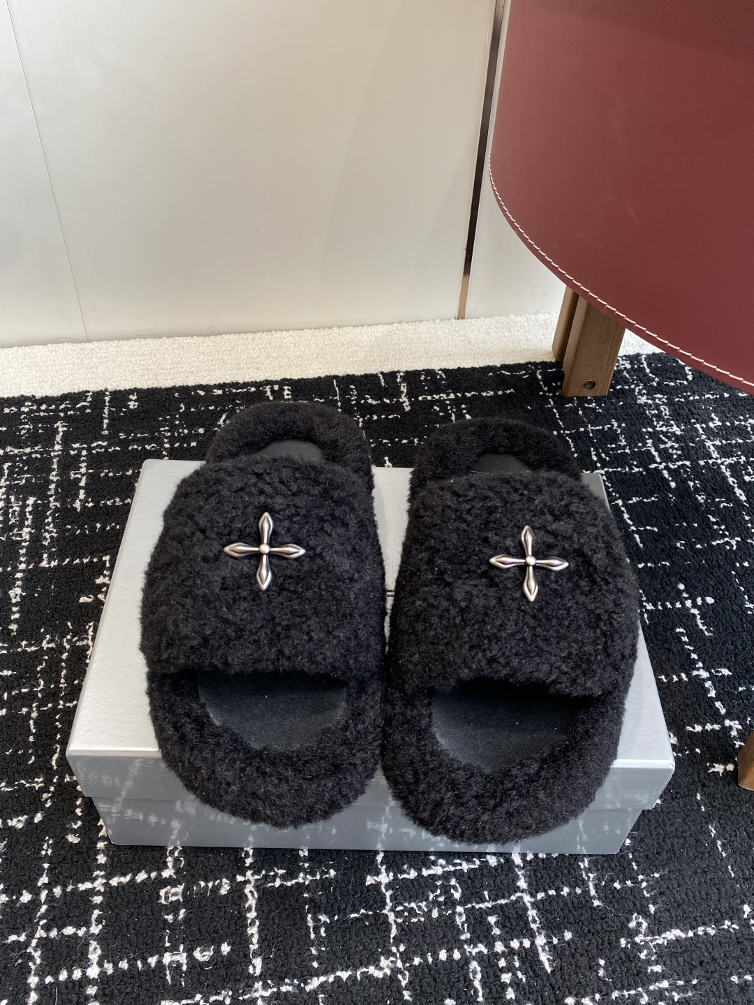 NO:544036,Purchasing-grade SMFK 25ss Autumn and Winter Thick-soled bread slippers, a super popular bread slipper, are so popular that all the major Internet celebrity bloggers are wearing it. After cleverly incorporating brand elements, it is fashionable and versatile, and is loved by hot girls. It is perfectly released. Fabric: wool, lining/feet synthetic leather, original metal logo, original TPU non-slip outsole, supporting packaging  Size#35-40 (40 orders are not returnable), furry shoes and slippers, slippers19860909代购级 SMFK 25ss 秋冬 厚底面包拖鞋,超级火的一款面包拖,被种草得不行 各大网红博主都在穿它,巧妙纳入品牌元素后时尚百搭、辣妹至爱,被完美释放 面料:羊毛 内里/垫脚合成皮革,原版金属Logo,原版TPU防滑大底 配套包装 Size#35-40（40订做不退换）,毛毛鞋拖鞋,slippers,Women's Shoes