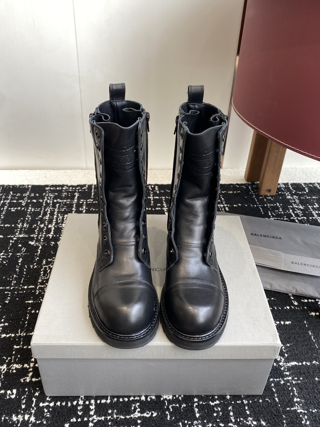 NO:544033,Purchasing agent BALENCIAGA 25ss autumn and winter new fake lace-up couple's style Martin boots. They look tough but are comfortable on the feet. They have a handsome personality without losing comfort. They are colored and retro!  Craftsman-designed outsole and non-colliding Martin boots are definitely a cool and handsome style!  Classic and versatile!  The fabric is made of original first-layer calfskin/imported cow suede, the lining is water-dyed cowhide, and the sole is original open-molded rubber outsole.19860909代购级 BALENCIAGA 巴黎世家 25ss 秋冬新款假系带 情侣款 马丁靴 看着硬朗 但上脚舒适 个性帅气的的同时 不失舒适感擦色做旧复古！ 工艺设计大底 不会撞款的马丁靴 绝对吹爆酷帅酷帅的款！经典百搭！ 面料采用原版头层小牛皮/进口牛反绒 内里垫脚水染牛皮 鞋底原版开模橡胶大底 Size#女34-41（34 40 41订做不退换） #男38-45（45订做不退换）,靴子,balenciaga,balenciaga,boots,cowhide,Women's Shoes