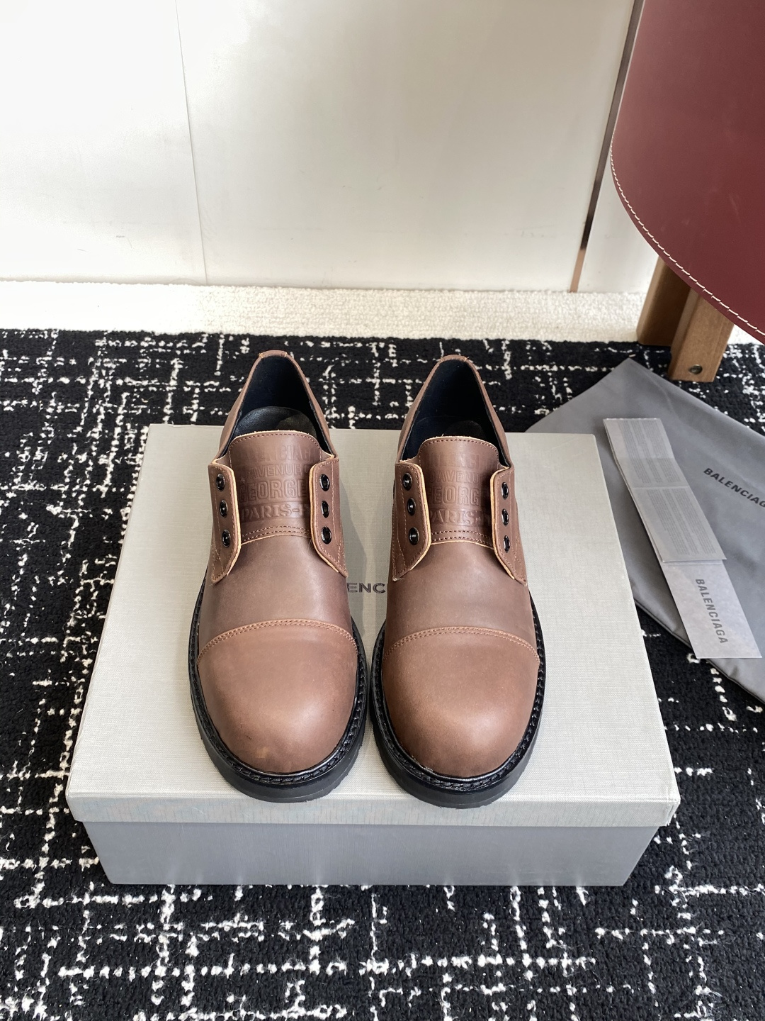 NO:544031,Purchasing agent BALENCIAGA 25ss new autumn and winter fake lace-up couple style loafers. They look tough but are comfortable on the feet. They have a handsome personality without losing comfort. They are colored and retro!  Craftsmanship-designed outsole, loafers that won’t clash with each other, definitely a cool and handsome style!  Classic and versatile!  The fabric is made of original first-layer calfskin/imported cow suede, the lining is water-dyed cowhide, and the sole is original open-molded rubber outsole.19860909代购级 BALENCIAGA 巴黎世家 25ss 秋冬新款假系带 情侣款 乐福鞋 看着硬朗 但上脚舒适 个性帅气的的同时 不失舒适感擦色做旧复古！ 工艺设计大底 不会撞款的乐福鞋靴 绝对吹爆酷帅酷帅的款！经典百搭！ 面料采用原版头层小牛皮/进口牛反绒 内里垫脚水染牛皮 鞋底原版开模橡胶大底 Size#女34-41（34 40 41订做不退换） #男38-45（45订做不退换）,乐福鞋,balenciaga,balenciaga,loafers,boots,cowhide,Women's Shoes