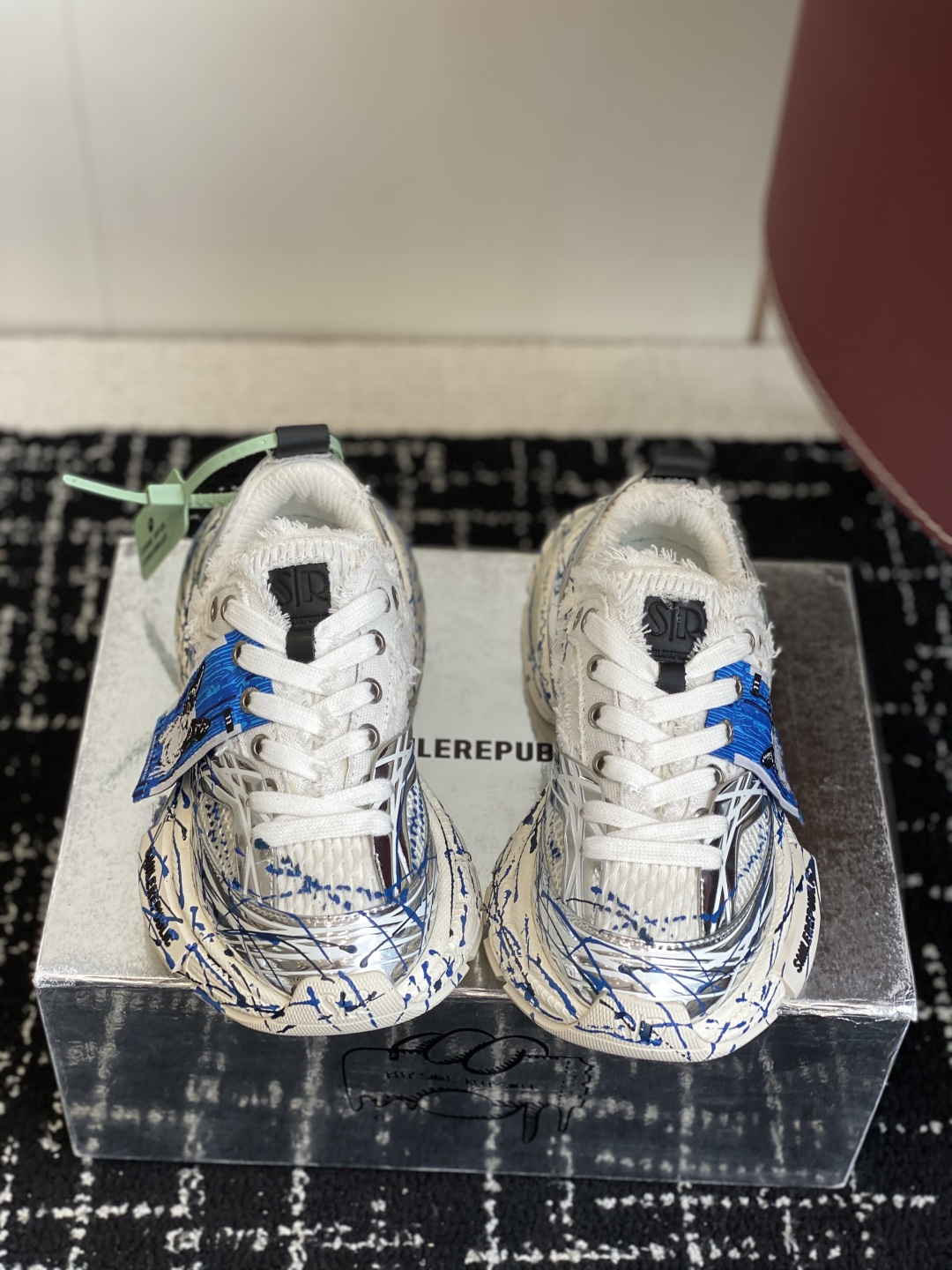 NO:544022,Purchase-Agent Graphic Smilerepublic Autumn and Winter New Couple Dad Shoes, Bailu, Jin Chen, Lin Gaoyuan, Luo Yunxi, Qi Wei, Zhu Zheyuan, Zhu Zhixin and other fashion bloggers posted pictures and endorsement popular models. Silver surface, old style design, full of technology and high-end sense, trendy and cool retro and versatile, a perfect trendy men and women citywalk wear boots. The upper is made of high-quality imported fabrics and special materials, and is processed with advanced technology. The outsole is combined with EVA foaming, rubber and electroplating decoration, making the shoes high-end and full of technology, breathable Q and elastic Size35-45 (45 custom made without return or exchange), Dad Shoes, boots19860909代购级 涂鸦 smilerepublic 秋冬新款 情侣 老爹鞋了,白鹿、金晨、林高远、罗云熙、戚薇、朱哲远、朱志鑫等时尚博主晒图代言人气爆款.银面、做旧风格设计,科技感和高级感拉满,潮酷复古又百搭,妥妥的潮男潮女 citywalk 穿搭战靴. 鞋面采用优质进口面料和特殊材料结合,并用先进工艺加工. 大底沿用 EVA 发泡和橡胶及搭配电镀装饰组合, 使得鞋子高档又充满科技、透气 Q 弹十足 Size35-45（45订做不退换）,老爹鞋,boots,Women's Shoes