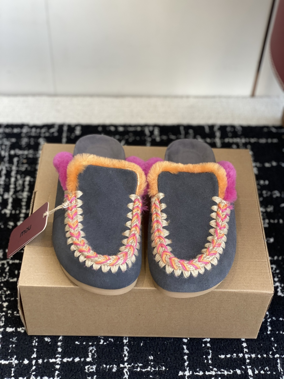 NO:544019,Purchase grade MOU Niche trendy brand 25ss autumn and winter new products Boken Maodang Home comfort and exquisite A pair of elastic thick-soled wool slippers lazy and warm The soles of the feet are like falling into a gentle embrace Soft sheepskin fur integrated leather material is combined whether going out or at home, making winter full of Maillard romance Upper suede upper/heavy industry ethnic style hand-crafted edge Inner footbed wool original soft rubber sole Size35-39 (40.41 custom made without return or exchange), semi-dragged wool shoes, slippers, sheepskin, chamois leather19860909代购级 MOU 小众潮牌 25ss秋冬新品 博肯 毛拖 居家不失舒适与精致一双弹力厚底羊毛拖鞋慵懒而温暖 脚掌如同陷入了轻柔的拥抱中柔软的羊皮毛一体皮料结合无论外出还是居家 让冬季充满美拉德浪漫 鞋面麂皮鞋面/重工民族风手工衍边 内里垫脚羊毛 鞋底原版软橡胶大底 Size35-39(40.41定做不退换),半拖毛毛鞋,slippers,sheepskin,chamois leather,Women's Shoes