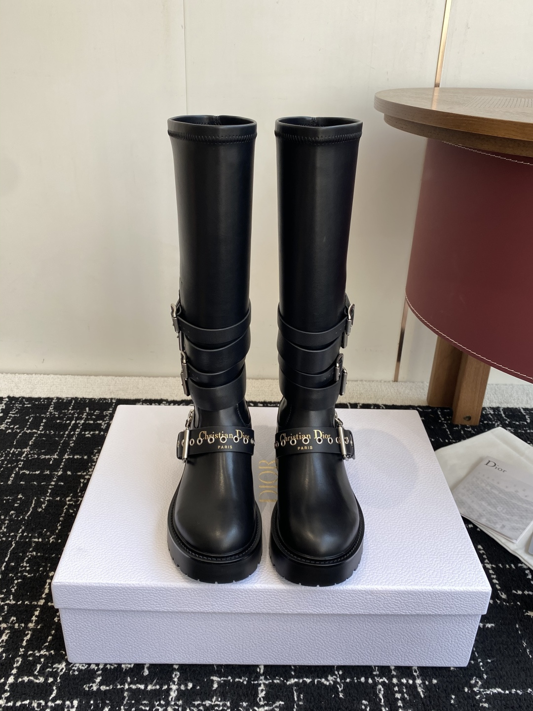 NO:544013,Purchase grade Dior 25 new mid-boots, high boots, Brock boots, 25 early spring ready-to-wear series, highlighting the charm of high-order. Black rubber-effect cowhide leather cylindrical design, with silver zipper finish on the sides to enhance the style. Paired with a thick and light notched sole, it can add luster to this season's casual look. Upper calf leather material cowhide inner lining, heel height 4.5CM original mold opening Tpu outsole Size35-41 (40 41 custom made without return or exchange), boots, dior, dior, boots, cowhide19860909代购级 Dior 迪奥 25新款 中靴 高筒靴 布洛克长靴 25早春成衣系列新品,彰显高订魅力.黑色橡胶效果牛皮革筒形设计,侧面饰以银色拉链饰面提升格调.搭配厚实而轻盈的凹口鞋底,可为本季休闲造型增光添彩. 鞋面小牛皮材质牛皮内里, 跟高4.5CM 原版开模 Tpu 大底 Size35-41（40 41定做不退换）,靴子,dior,dior,boots,cowhide,Women's Shoes