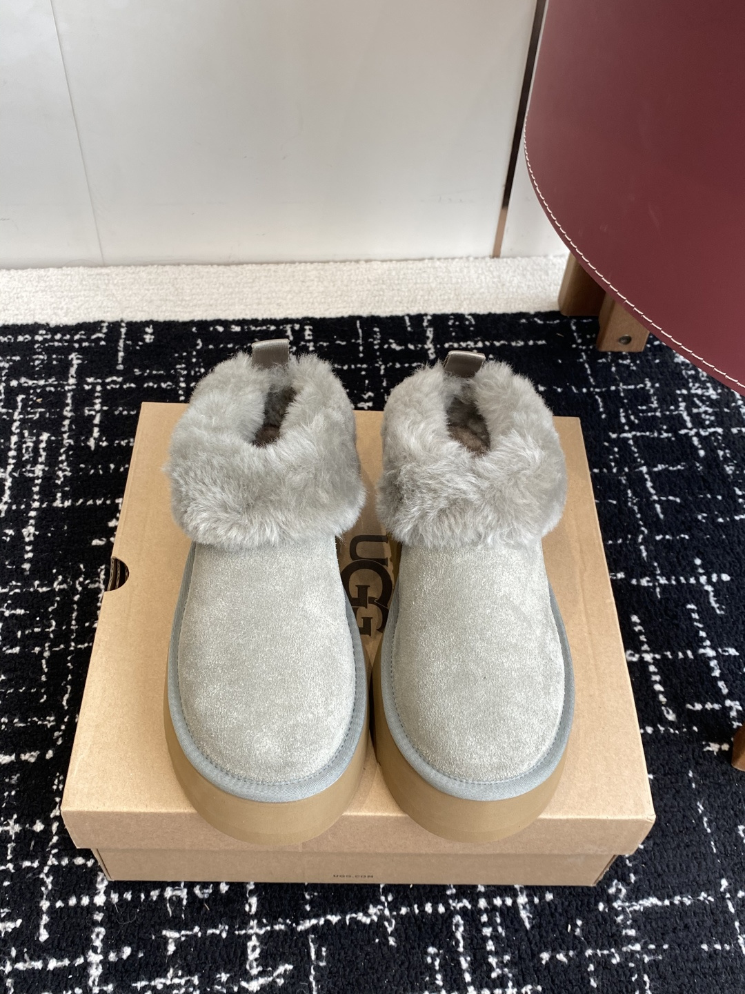 NO:559448,Purchasing agent level UGG Autumn women's comfortable thick-soled slip-on casual loafers, lazy furry shoes, the same style as the star 1 Tazzelle Tazzler slip-on shoes Tazzelle Tazzler slip-on shoes Upper material suede cowhide Inner sheepskin fur sole: EVA foam Size35-40 (40 customized non-refundable), snow boots, loafers, boots, cowhide, sheepskin19860909代购级 UGG 秋季女士舒适厚底一脚蹬休闲乐福鞋懒人毛毛鞋明星同款1 Tazzelle 塔茨勒便鞋 Tazzelle 塔茨勒便鞋 帮面材质反绒牛皮 内里羊皮毛一体 鞋底:EVA发泡 Size35-40（40订做不退换）,雪地靴,loafers,boots,cowhide,sheepskin,Women's Shoes