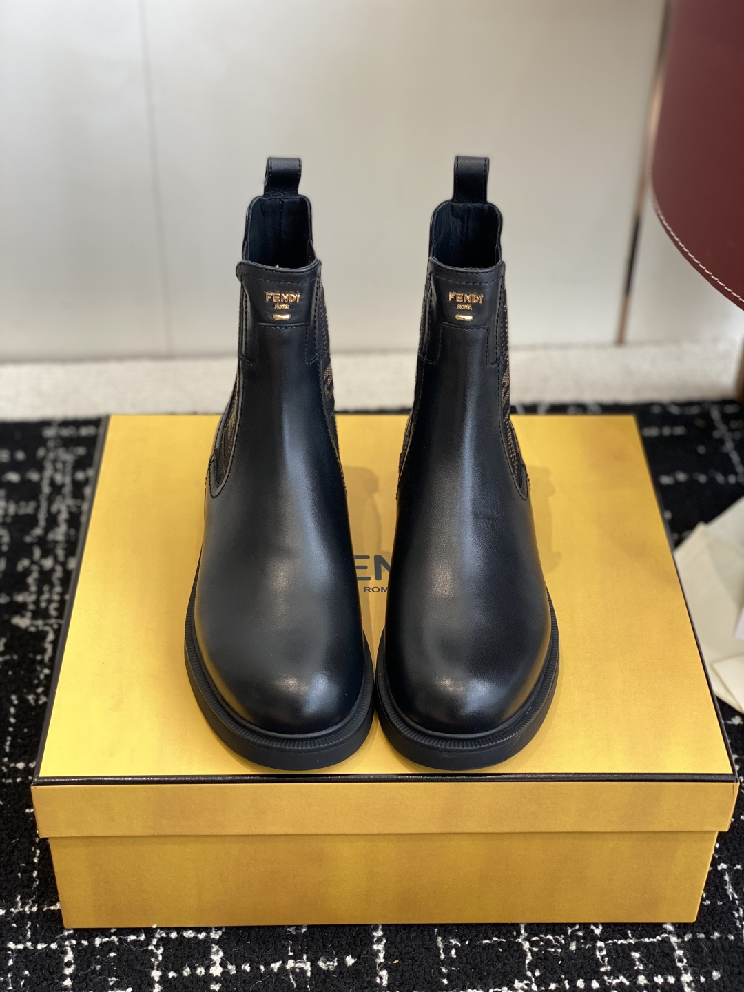 NO:559446,Dongguan purchasing agent FENDI Fendi 25 new Filo presbyopia Chelsea cowhide motorcycle boots lock Fendi's pair of short boots. Classic presbyopia + neat short boot shape, directly wearing the 'high-end relaxation' on the feet!  The black leather has a cool aura, and the presbyopic stitching instantly makes it more recognizable. The slip-on design is suitable for all kinds of rush hours from morning to commute. Who knows how relaxed you feel when you step on it and go!  Whether you pair it with a coat to go the aura queen route, or pair it with a sweater for a fashionable mix and match, this pair can definitely fit in. You must leave a C spot for it in your fashionable autumn and winter shoe cabinet!  zp custom imported calfskin upper lining zp open mold custom TPU outsole Size 35-39 A33 P, boots, fendi, fendi, boots, hoodie, sweatshirts, cowhide19860909东莞代购级 FENDI 芬迪25新品Filo老花切尔西牛皮机车靴 把Fendi这双短靴锁死 经典老花＋利落短靴型,直接把“高级松弛感”穿在了脚上！ 黑色皮革自带酷飒气场,老花拼接瞬间拉满辨识度,一脚蹬设计适配各种赶时间的早八～通勤时刻,踩上就走的松弛感谁懂啊！ 无论是配大衣走气场女王路线,还是搭卫衣玩混搭时髦,这双都能稳稳接住～时髦精秋冬鞋柜里,必须给它留个C位！ zp定制进口小牛皮鞋面内里 zp开模定制TPU大底 Size 35-39 A33 P,靴子,fendi,fendi,boots,hoodie,sweatshirts,cowhide,Women's Shoes
