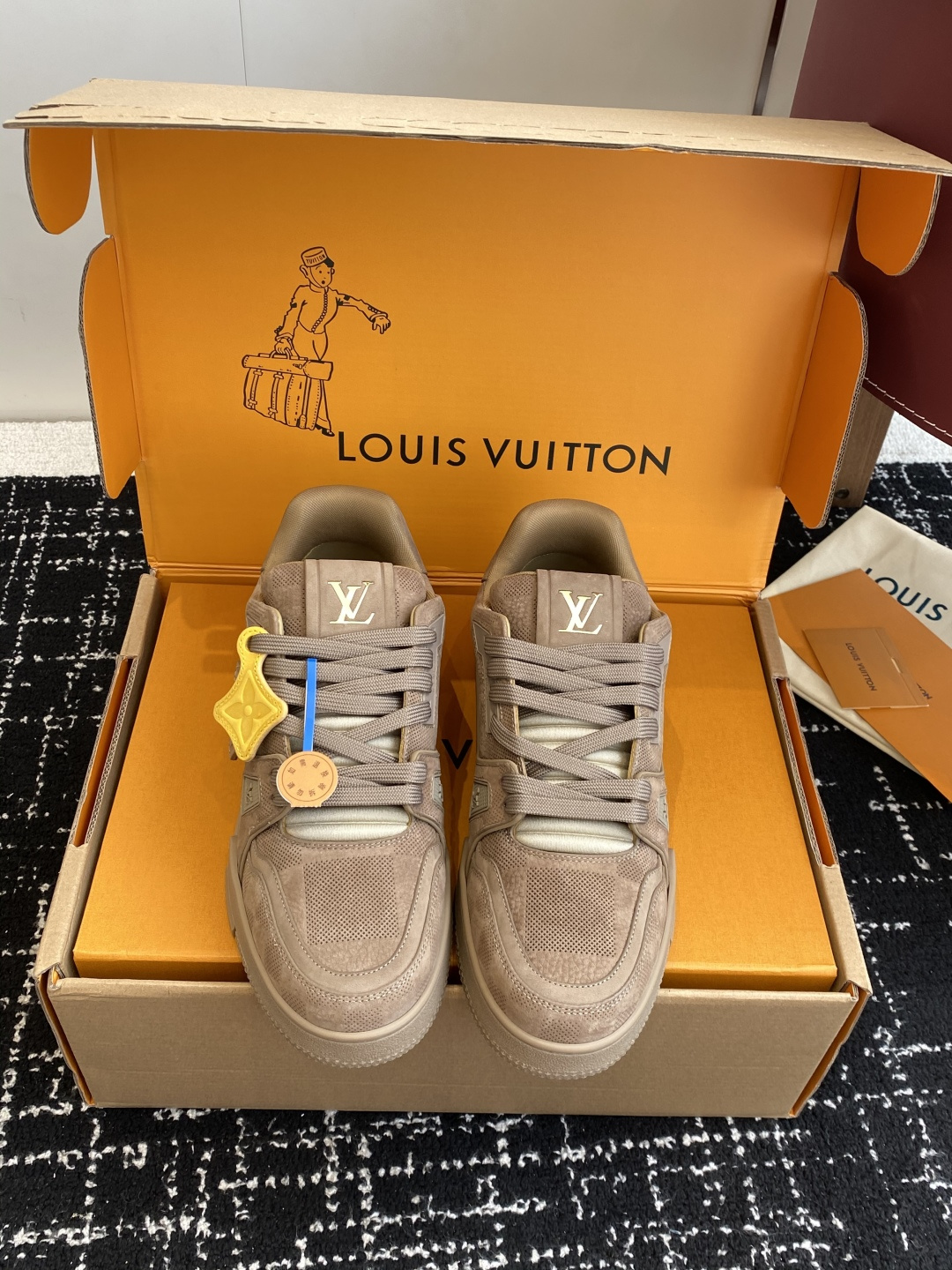 NO:559464,Purchasing agent level (official website sync box packaging) Louis Vuitton 25ss Lujia’s hot model!  Trainer sneakers are a must buy for everyone, you will never regret it!  Super versatile and high-end!  It goes well with any kind of clothes. The most important thing is that it is very attractive. The manufacturing process of the top OEM is very strict!  The materials are all top-grade cowhide customized from overseas, and the texture of the leather is the same as the original. It is super high-end, especially the texture that comes out when the shoe is bent, it has a completely ZP feel!  The outsole is also customized by our private model, with exclusive control. The entire font and concave and convex feel are difficult to distinguish between true and false. Size #Female 35-41 #Male 38-47 (Female 40 41 Male 45 46 47 is customized and non-returnable), casual shoes/sports shoes, louis vuitton, louis vuitton, louis vuitton, sneakers, cowhide19860909代购级（官网同步盒包装） Louis Vuitton 25ss 驴家的爆款！trainer板鞋,每个人都必须入的款,绝不后悔！ 超级百搭高级！什么衣服都好搭.最主要是超耐看的. 顶级代工厂制程超严格！材料都是海外定制的顶级牛皮,皮纹质感都是原版的感觉 超高级,特别是鞋子折弯的时候出来的纹路,完完全全就是zp的感觉！ 大底也是我们私模定制的,独家把控,整个字体和凹凸感,真假难辨. Size#女35-41 #男38-47（女40 41 男45 46 47定做不退换）,休闲鞋/运动鞋,louis vuitton,louis vuitton,louis vuitton,sneakers,cowhide,Women's Shoes
