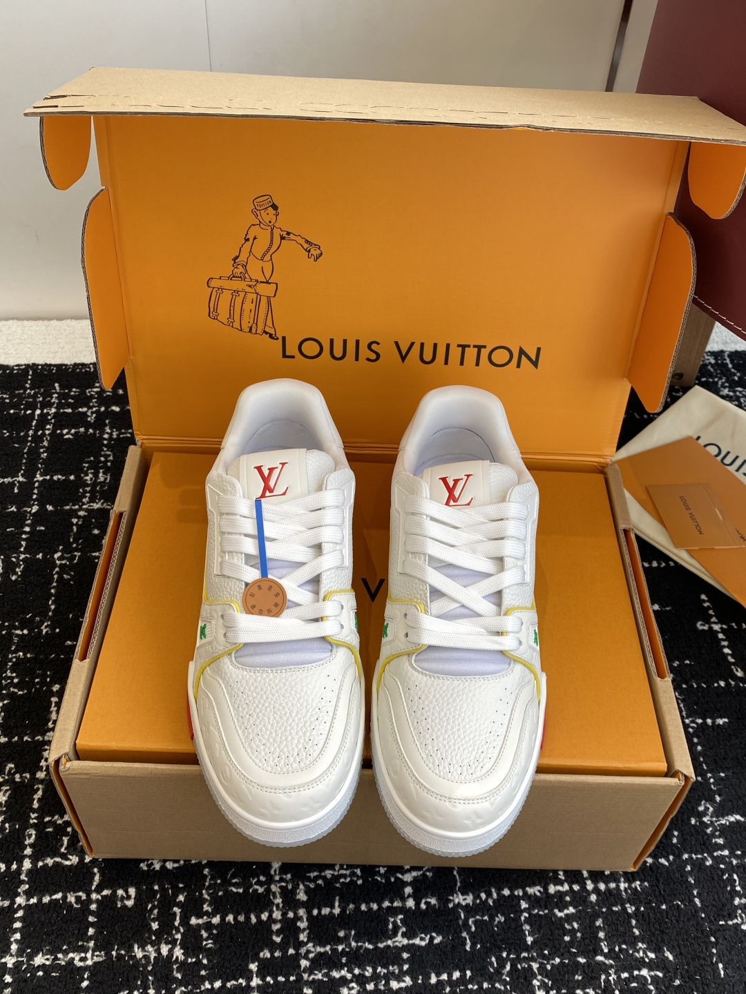 NO:559467,Purchasing agent grade (official website synchronization box packaging) (with buttons) Louis Vuitton 25ss Japan cruise limited edition Lujia’s hot model!  Trainer sneakers are a must buy for everyone, you will never regret it!  Super versatile and high-end!  It goes well with any kind of clothes. The most important thing is that it is very attractive. The manufacturing process of the top OEM is very strict!  The materials are all top-grade cowhide customized from overseas, and the texture of the leather is the same as the original. It is super high-end, especially the texture that comes out when the shoe is bent, it has a completely ZP feel!  The outsole is also customized by our private model, with exclusive control. The entire font and concave and convex feel are difficult to distinguish between true and false. Size #Female 35-41 #Male 38-47 (Female 40 41 Male 45 46 47 is customized and non-returnable), casual shoes/sports shoes, louis vuitton, louis vuitton, louis vuitton, sneakers, cowhide19860909代购级（官网同步盒包装）（配有扣子） Louis Vuitton 25ss 日本 邮轮限定 驴家的爆款！trainer板鞋,每个人都必须入的款,绝不后悔！ 超级百搭高级！什么衣服都好搭.最主要是超耐看的. 顶级代工厂制程超严格！材料都是海外定制的顶级牛皮,皮纹质感都是原版的感觉 超高级,特别是鞋子折弯的时候出来的纹路,完完全全就是zp的感觉！ 大底也是我们私模定制的,独家把控,整个字体和凹凸感,真假难辨. Size#女35-41 #男38-47（女40 41 男45 46 47定做不退换）,休闲鞋/运动鞋,louis vuitton,louis vuitton,louis vuitton,sneakers,cowhide,Women's Shoes