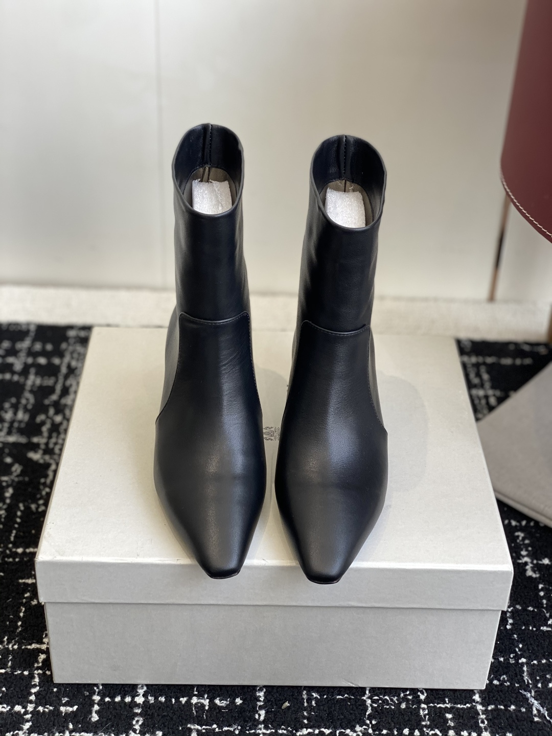 NO:559432,Purchasing agent for the latest 2025 Brunello Cucinelli stiletto boots, the real thing looks 10,000 times better than the official website picture!  !  BC, please understand for yourself, this brand is one of the top cashmere brands in the world. It is a top luxury brand; it is a brand known as the king of cashmere, and Hermès purchases cashmere from this brand. LP is slightly inferior to BC. The 'slimming artifact' in the world of pointed high-heeled short boots is here!  The exclusive version has a pointed toe that does not rub your feet, and the height of the boot shaft is just stuck on the ankle, revealing slender lines and making your legs longer in an instant. Wear it in winter. Pair it with a coat or leather jacket, and you will feel like a super heroine. The 'small waist' that is the highlight of the shoe determines everything!  Whether high-heeled short boots look good or not, the key depends on whether the waistline is beautiful or not!  Just like a beautiful woman should have a small waist, the 'waistline' of high-heeled shoes is responsible for her appearance. Whether viewed from the front or from the side, the elegant S-shaped curve of the waist of the shoe makes people unable to take their eyes away!  It's like the shoes create a perfect waist~ Such long-legged and fashionable high-heeled short boots, if you don't buy them now, wait until later!  The upper of the boots is made of the same type of cowhide velvet from Italy's top luxury brand. It feels super textured and looks like a high-end product at first glance!  The channel is genuine, but the inventory is not much, and the code may be broken at any time, so it’s time to work hard!  The lining is made of skin-friendly sheepskin, which makes your feet feel like you are stepping on clouds, and your feet are not tired when walking~ The price/performance ratio is amazing, the same model costs several thousand in the mall, but now it only costs three digits!  It’s really a big loss if you don’t charge this price!  Good news for lazy people who can put on and take off clothes in one second!  The hidden zipper design on the side allows you to put on and take off instantly with just a pull, so you can go out elegantly even during the morning rush hour. I usually only wear flat shoes and dad shoes, but I was conquered by it~ The heel is 5.5cm, but it doesn’t feel like high heels at all!  The wrapping is super good, and the heel is very stable. If you often wear high heels, these shoes will definitely make you walk fast. The trial size is very standard, just buy it in your usual size. These are really the most comfortable stiletto boots I have ever worn, a strong benefit!  The lining and foot pads are made of high-grade metallic sheepskin, which feels delicate and soft, with a bit of natural luster. Wearing it is as comfortable as being wrapped in clouds!  It's breathable and sweat-absorbent, so your feet won't get stuffy, and you won't be afraid of smelly boots when you wear them in winter. The laser-engraved logo is ultra-fine, and the depth is accurate to 0.1 mm. There is absolutely no cutting corners, and it is exactly the same as the genuine product at the counter. The outsole is made of high-grade genuine leather soles imported from Italy. The leather is very good, but it is quite delicate, so be careful when wearing it. The soles are not very wear-resistant without protection. Don't wear them on rainy days. The leather will be very harmful to the shoes after absorbing water.  Fabric Niujing/Calfskin Lining: Sheepskin Heel height 5.5cm Outsole High-end genuine leather sole imported from Italy Size35-42 (404142 is custom-made and non-refundable), boots, brunello cucinelli, hermes, loro piana, boots, flats, high heels, leather   jacket,cowhide,sheepskin19860909代购级 2025最新款BrunelloCucinelli细跟短靴,实物比官网图好看一万倍！！BC你们自己了解下,这个牌子是全球顶级的羊绒品牌之一.是顶奢品牌；是被称为山羊绒之王的一个牌子,是爱马仕都从这个牌子采购羊绒.LP在BC面前都是稍逊色. 尖头高跟短靴界的'显瘦神器'来啦！ 独家版型,尖头不磨脚,靴筒高度刚好卡在脚踝, 露出纤细线条,秒变大长腿,冬天穿它 搭配大衣或者皮衣,都是超级非常有大女主的感觉 划重点鞋子的'小蛮腰'决定一切！ 高跟短靴好不好看,关键就看腰线美不美！ 就像美女要有小细腰,高跟鞋的'腰线'就是它的颜值担当 不管是正面看还是侧面看,鞋腰那个优雅的S型曲线, 让人一看就移不开眼！ 就像给鞋子掐出了完美的小蛮腰～ 这么显腿长又时髦的高跟短靴,现在不买更待何时！ 靴面采用的是意大利顶级奢侈品牌同款的牛京绒, 摸起来超有质感,一看就是高档货！ 渠道正品,但库存不多,随时可能断码,拼手速的时候到了！ 内里是亲肤羊皮,上脚像踩在云朵上,走路都不累脚~ 性价比炸裂,商场同款要卖好几千, 现在只要三位数！这价格不冲真的亏大了！ 一秒穿脱的懒人福音！ 侧边隐藏式拉链设计,轻轻一拉即刻完成穿脱, 早高峰赶时间也能优雅出门. 我平时基本只穿平底鞋和老爹鞋的人都被它征服了～ 鞋跟有5.5cm但穿起来完全不像高跟鞋！ 包裹性超级好,鞋跟稳得一批, 要是你本来就常穿高跟鞋,这双鞋绝对能让你健步如飞 试穿尺码很标准,按平时尺码买就行. 这真的是我穿过最舒服的细跟短靴了,强烈安利！ 内里和脚垫用的都是高档金属羊皮,摸起来细腻柔软,还带点自然光泽,穿上就像被云朵包住一样舒服！ 透气吸汗不闷脚,冬天穿靴子也不怕臭激光雕刻logo超精细,深浅精准到0.1毫米 绝对不偷工减料,和专柜正品一模一样 大底用的是意大利进口的高级真皮鞋底, 皮质特别好,但比较娇贵,穿的时候要小心爱护哦 它的鞋底在没有保护的情況下 都是非常不耐磨的.不要在下雨天穿它,真皮吸水后对鞋子非常不 面料牛京／小牛皮 内里:羊皮 跟高5.5cm 大底意大利进口的高级真皮鞋底 Size35-42（404142订做不退换),靴子,brunello cucinelli,hermes,loro piana,boots,flats,high heels,leather jacket,cowhide,sheepskin,Women's Shoes