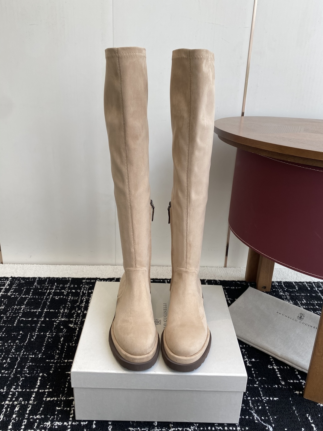 NO:559434,Purchasing agent grade BRUNELLO CUCINELLI top original autumn and winter BC cowhide high-top, thick sole, elastic boots. Purchase ZP for comparison and customization. Brunello Cucinelli is the world's top luxury brand from Italy. It is known as the 'King of Cashmere' of low-key luxury and 'the real luxury in the clothing industry'  Comfortable and exquisite design creates the style of these calfskin boots. A shiny beaded inlay on the toe adds a feminine charm to the boots with unexpected shine. The mixed wool knitted fabric on the side, high boot shaft, microporous material sole and outsole design make the boots fit and comfortable on the foot, allowing you to walk freely. Our company is truly developed and shipped by the original factory. You really get what you pay for. All genuine materials and no cutting corners.   Shoe lasts, leather fabrics, chain accessories, heels and soles, and packaging boxes are all custom molded for the new version ~ You can't go wrong choosing this one in the new year. The upper material is imported elastic Yangjing. The lining is cowhide, the lining is the same as the foot pads, and the lining code font is consistent. ZP bottom. Original molded rubber sole. Size35-41 (40 and 41 can be customized without return or exchange), boots, brunello cucinelli, boots, cowhide, sheep19860909代购级 BRUNELLO CUCINELLI顶级原单秋冬 BC牛皮高筒 厚底 弹力长靴 购入ZP对比定制 Brunello Cucinelli是来自意大利的世界顶级奢侈品牌,被誉为低调奢华的“山羊绒之王”和“服装界真正的奢侈品” 舒适、精巧的设计营造出这款小牛皮长筒靴的风格.鞋头一道闪亮镶珠嵌饰,以意想不到的亮光为靴子融入柔美风韵.侧面的混合羊毛针织物、高靴筒、微孔材料鞋底和鞋外底设计,让靴子上脚贴合舒适,行走灵活自如 我家真正原厂开发出货,真正一分钱一分货,全部真材实料,绝不偷工减料 鞋楦、皮料面料、链条辅料、鞋跟鞋底、包装盒子,全部对新版开模定制~新的一年选择这款绝对不会错 鞋面材质进口弹力羊京 内里牛皮内里垫脚、内里标码字体一致ZP 底原版开模橡胶底 Size35-41（40 41可定制不退不换）,靴子,brunello cucinelli,boots,cowhide,sheep,Women's Shoes